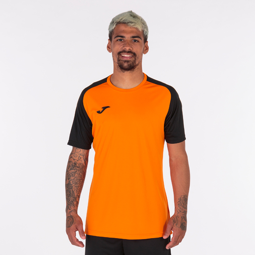 Camiseta Joma Academy IV de manga curta, laranja e preta.