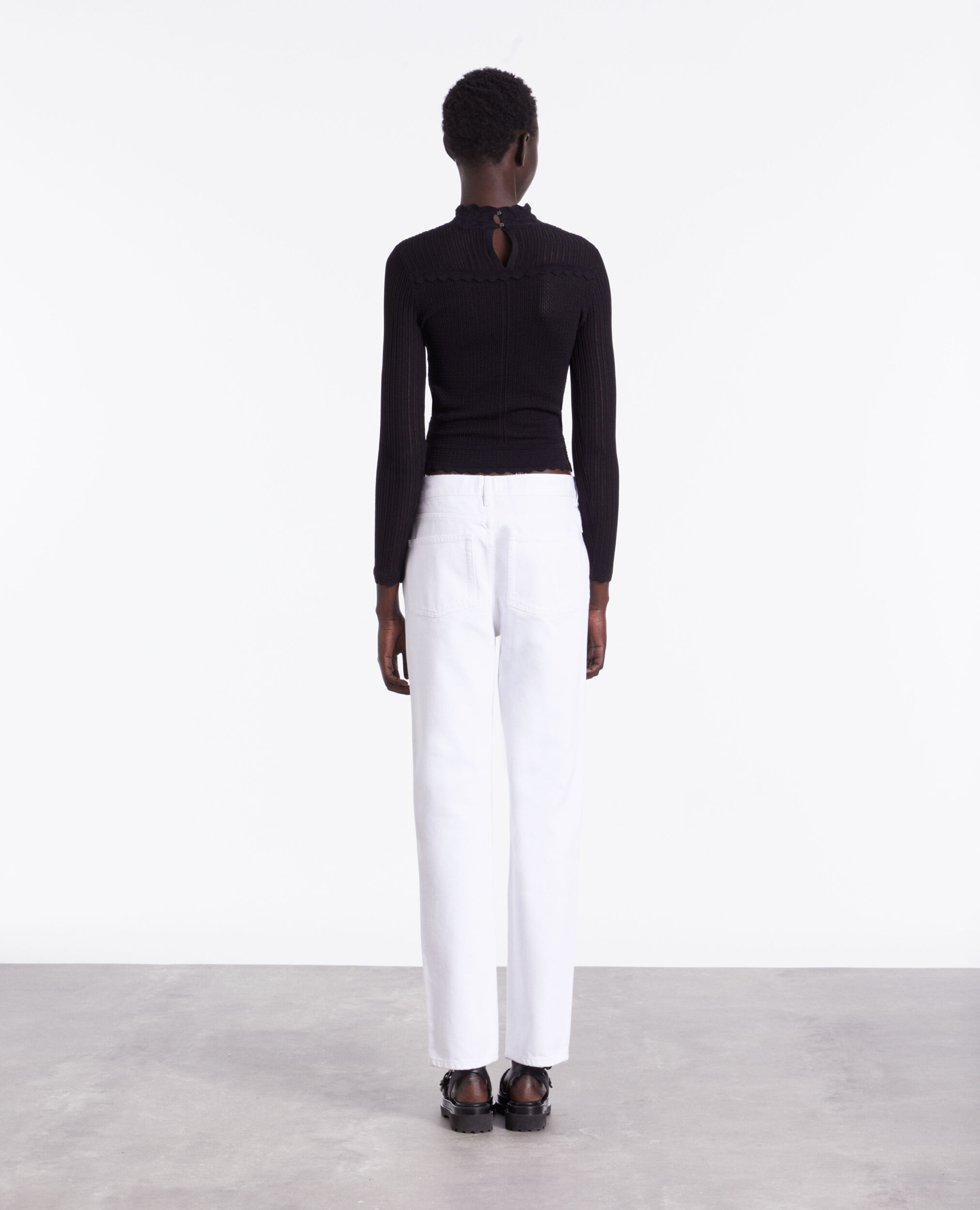 Pull noir court en maille ajourée