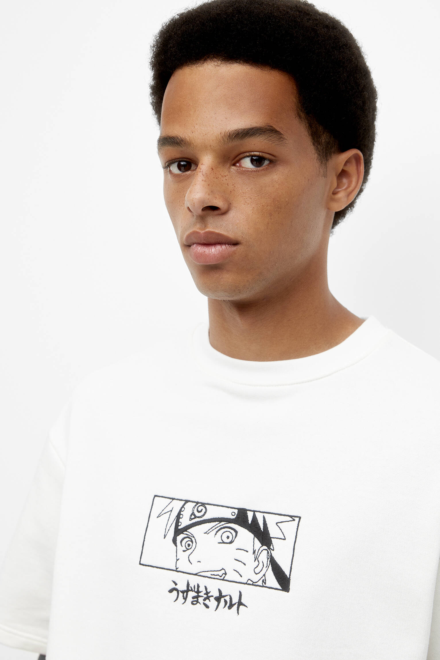 CAMISETA BRANCA COM BORDADO DO NARUTO - BRANCO SUJO