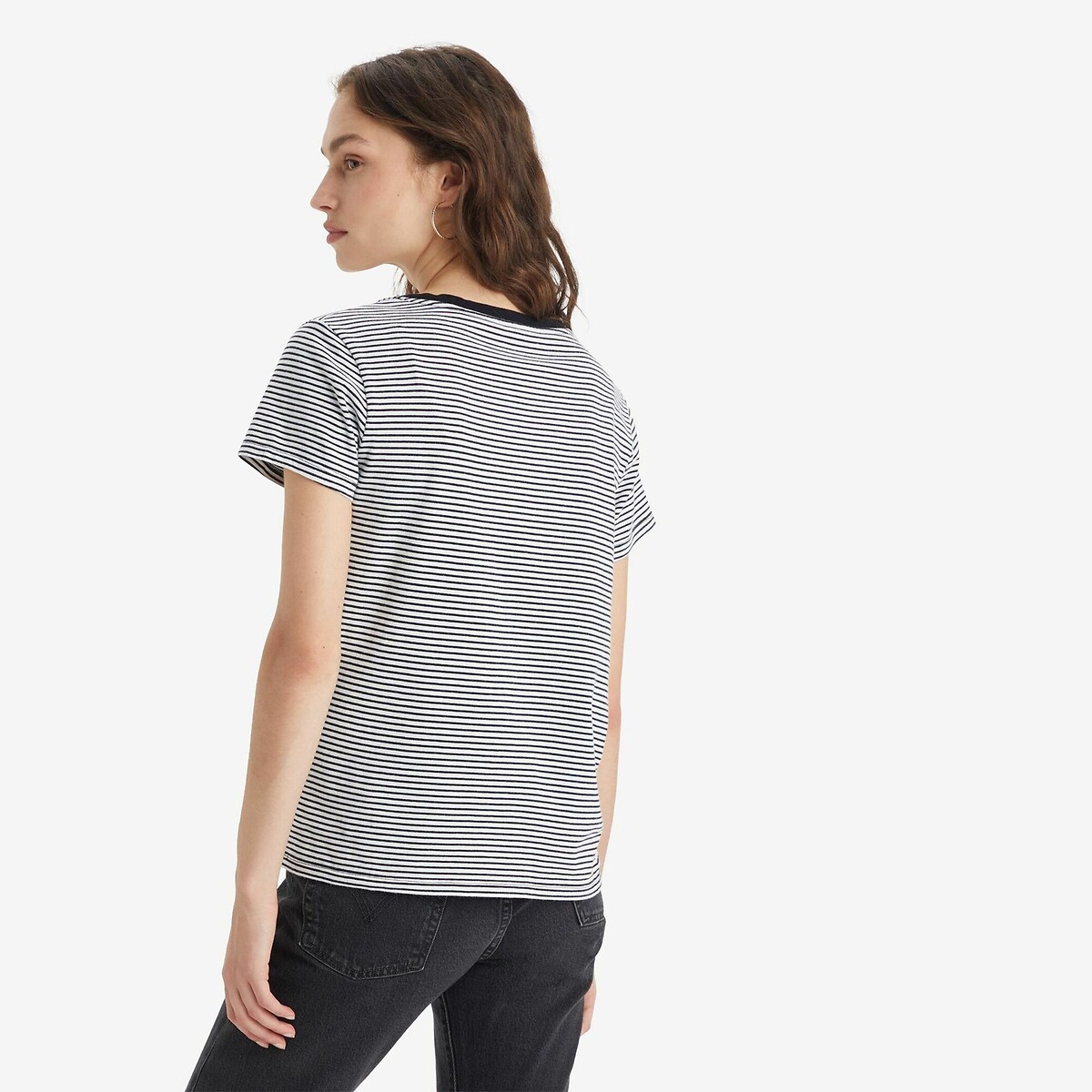 Camiseta listrada LEVI'S, com logo na frente e decote em V.