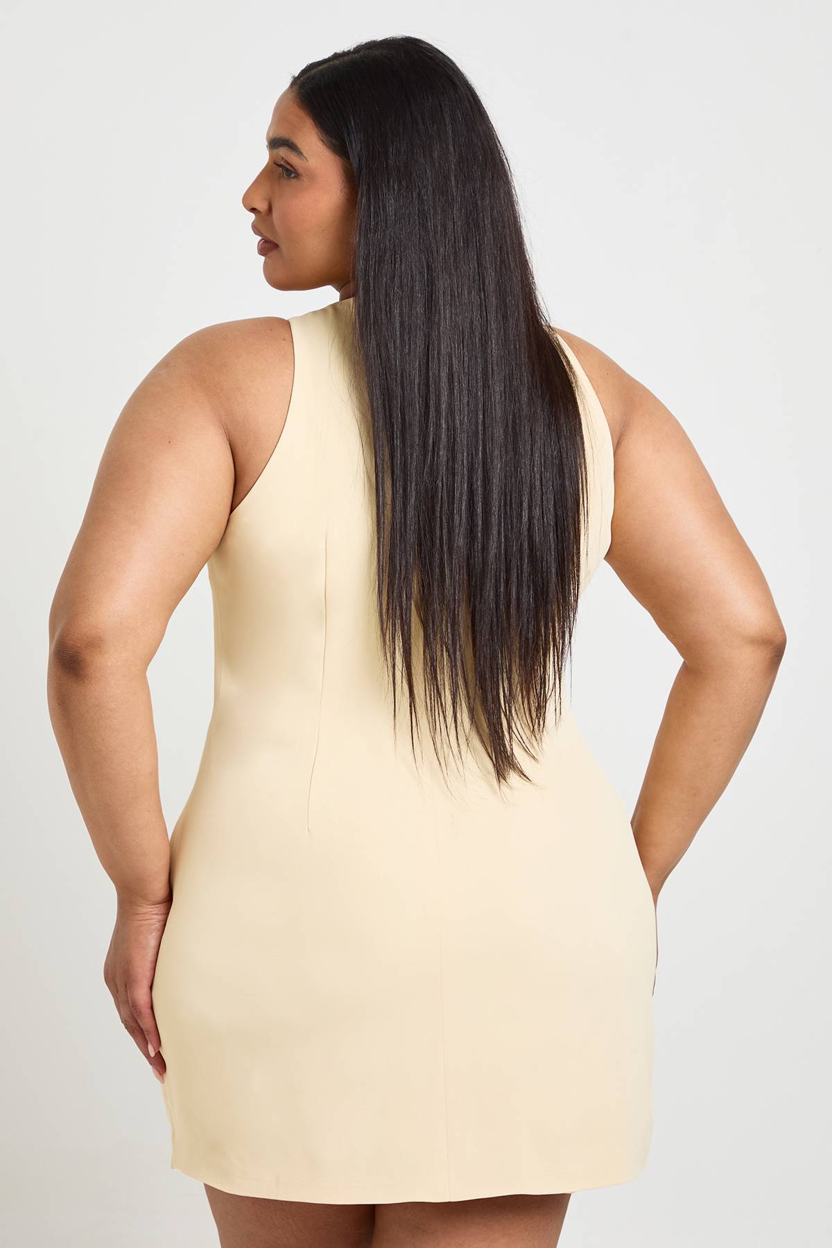 boohoo Robe Mini Ajustée Boutonnée Devant Grande Taille