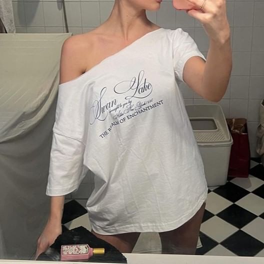 HERMITAKH - T-shirt met korte/lange mouwen en off-shoulder print en tekst