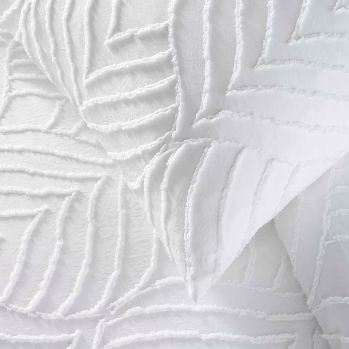 Housse de couette et deux taies microfibre tuftée (260 x 240 cm) Heltie Blanche