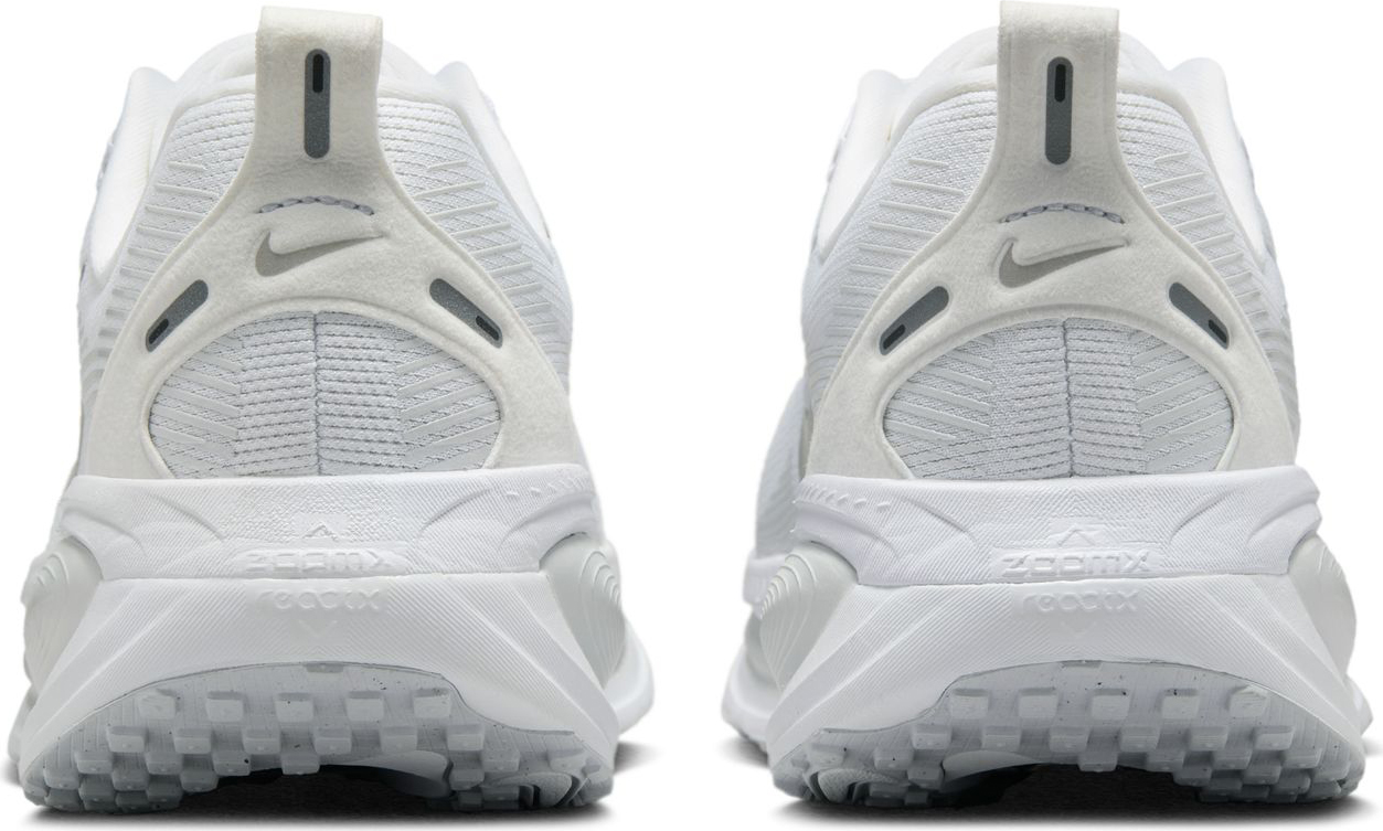 Vomero 18 Dame 104/White/Metallic Silver/Photon Dust