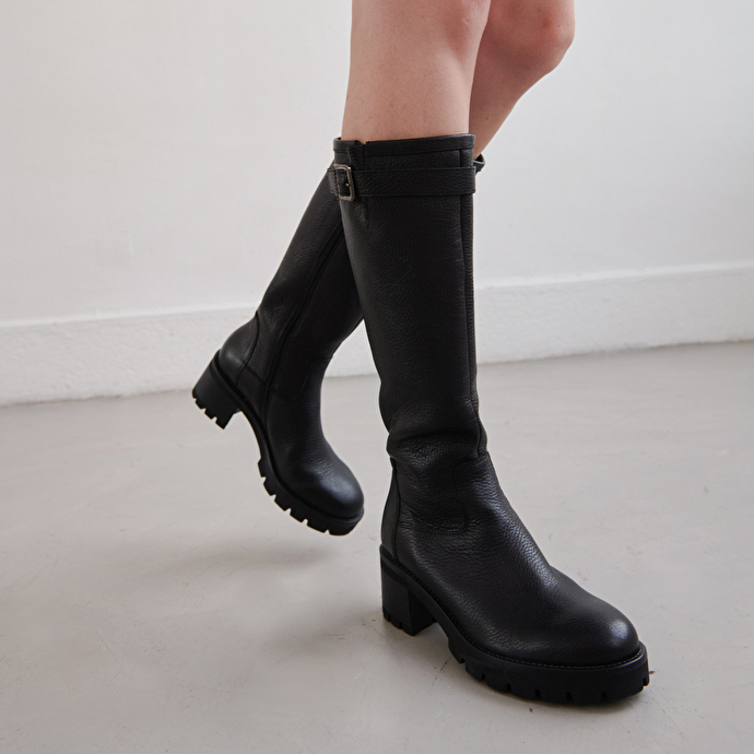 Bottes à semelles crantées et boucles  en cuir grainé noir