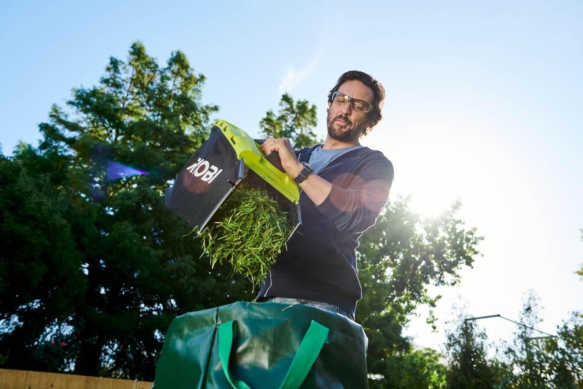 RYOBI Akku-Rasenmäher & Akku-Teleskop-Rasentrimmer 18 V ONE+ Garten Combo-Set | Inkl. 2x4,0 Ah Akkus & Ladegerät | Mäher mit 33 cm Schnittbreite, Schnitthöhenverstellung, 35 L Fangkorb & Mulchfunktion