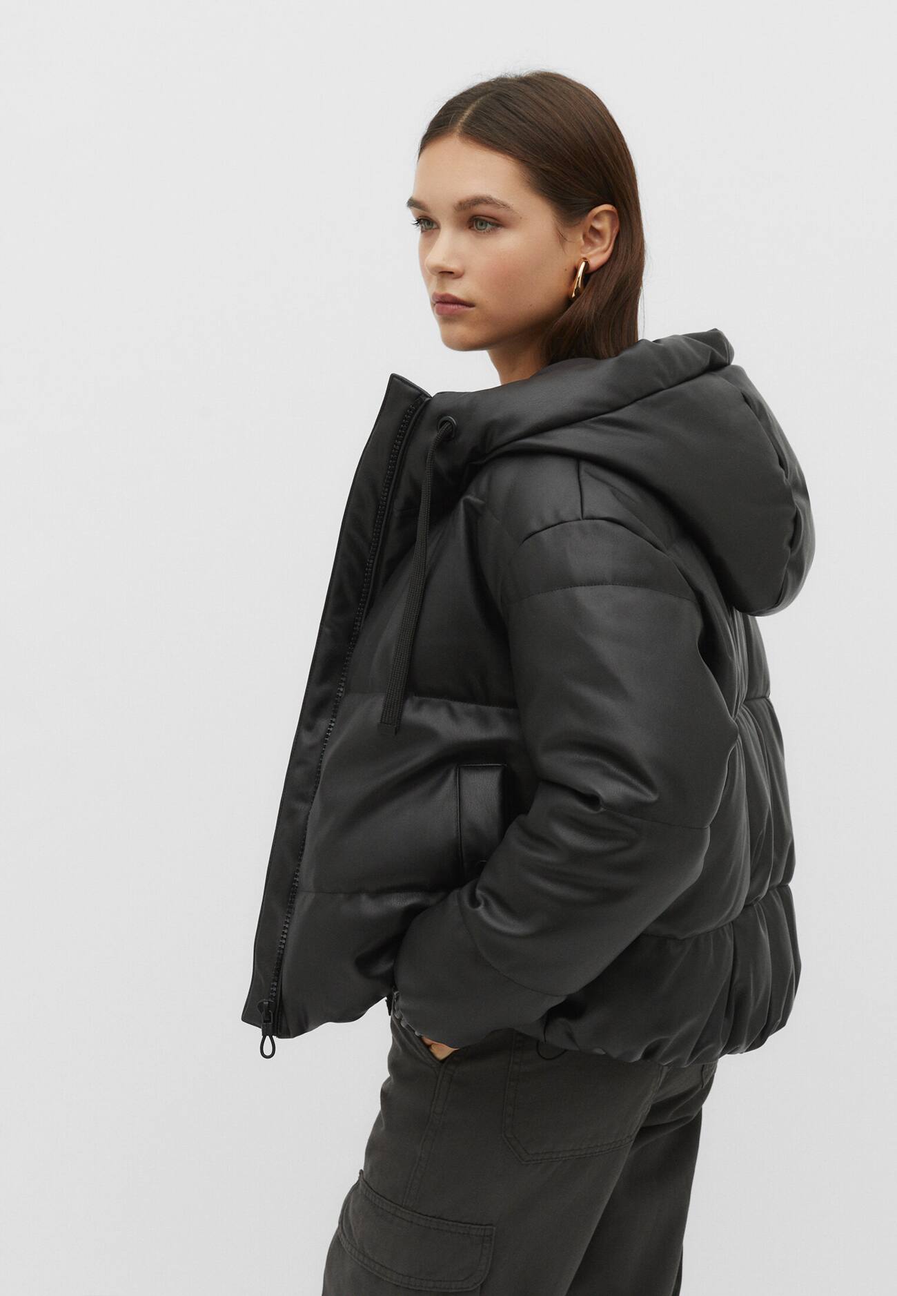 Jaqueta puffer com capuz em couro sintético