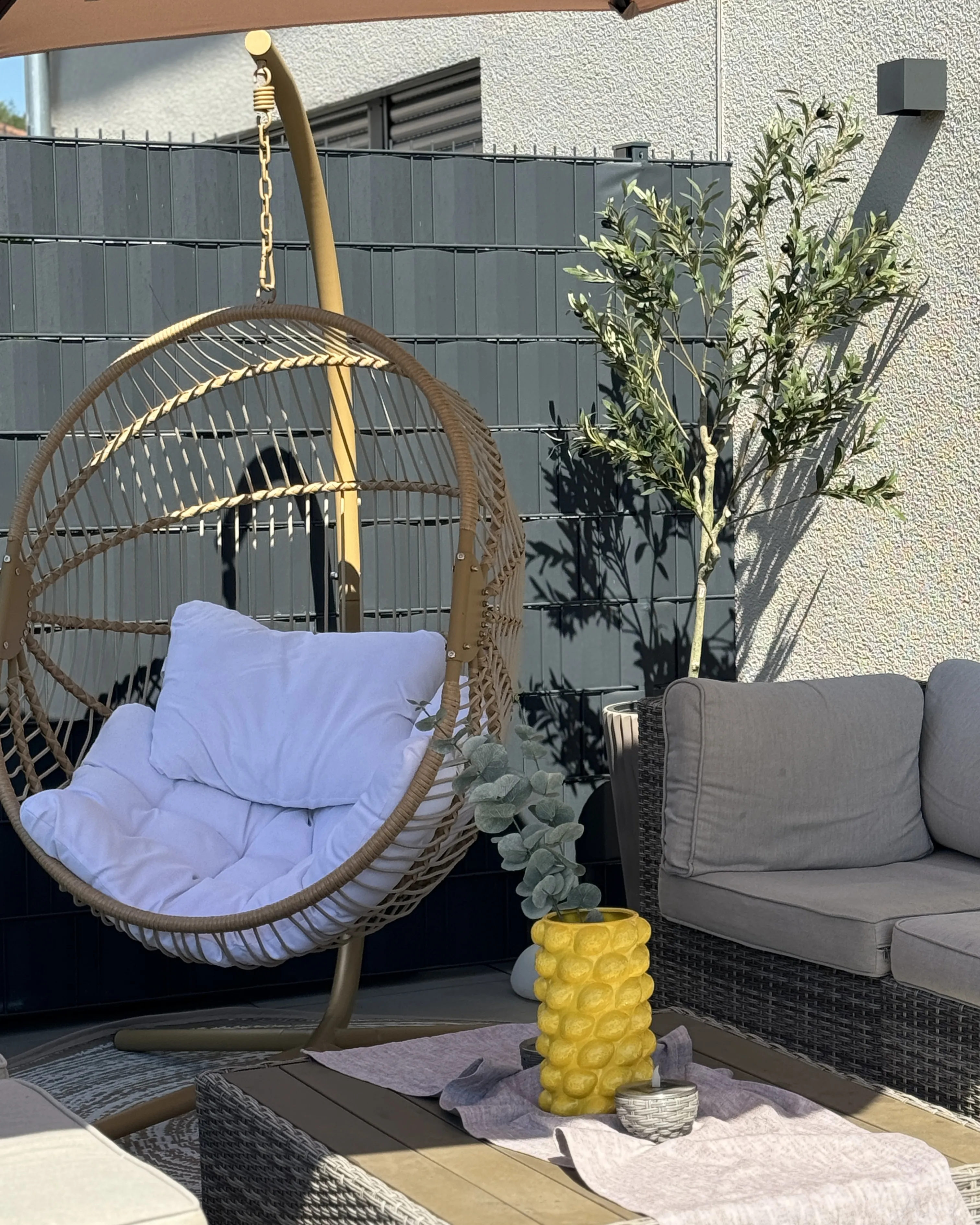Hangstoel met standaard ACRI PE rotan Beige