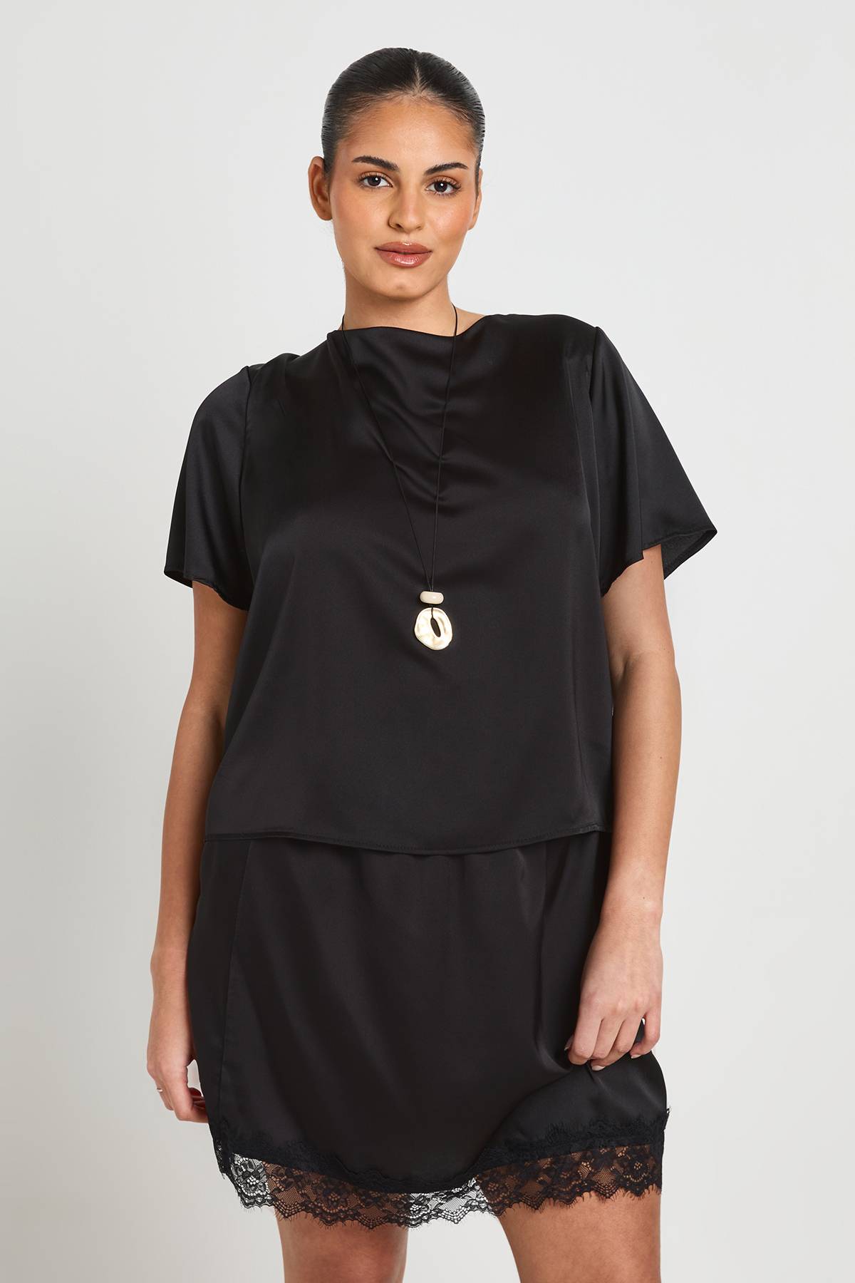 boohoo Ensemble Grande Taille T-shirt Satiné Oversize Et Mini-jupe En Dentelle