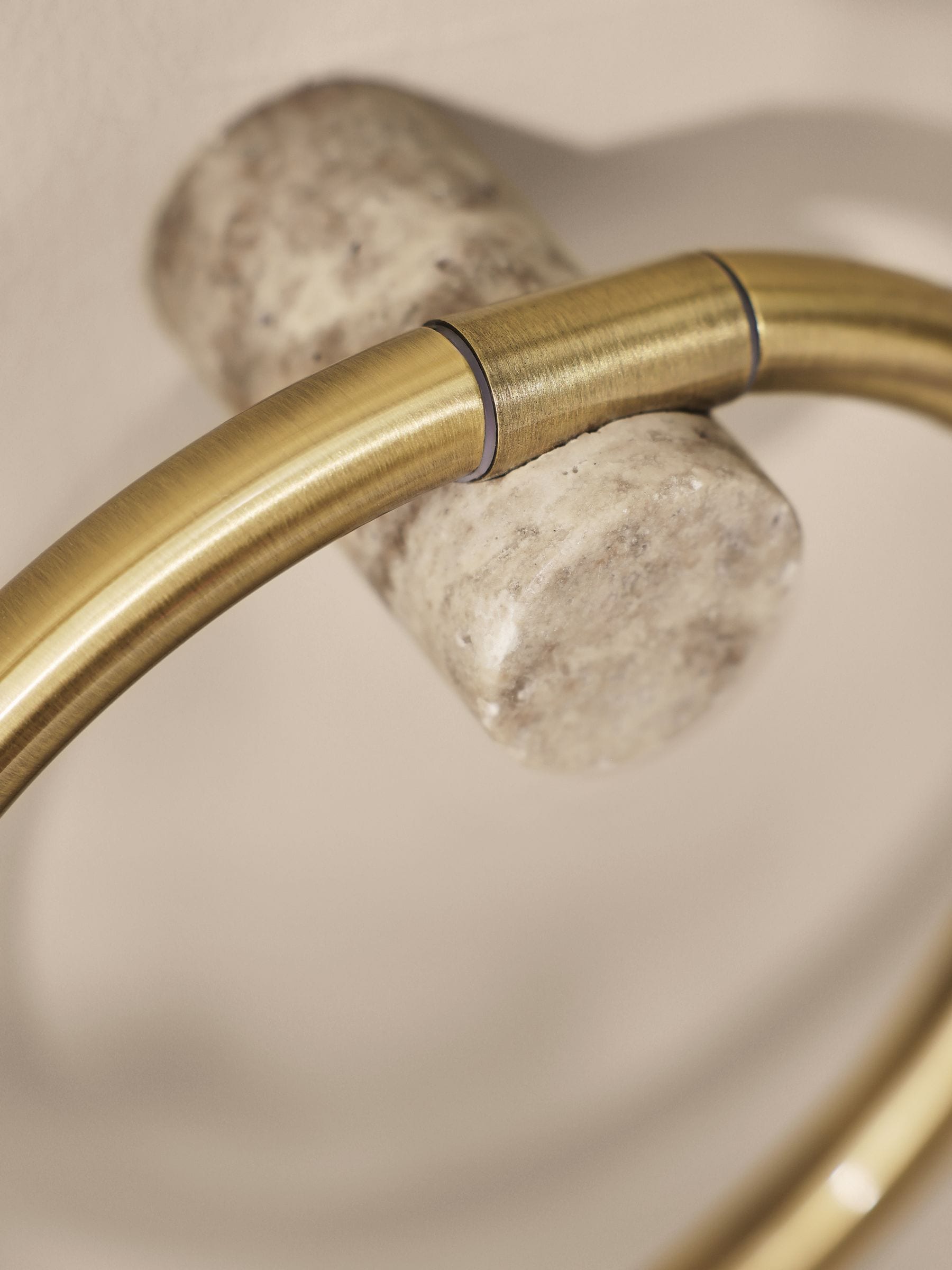 Goudkleurig marmeren N. Premium groot handdoekrek