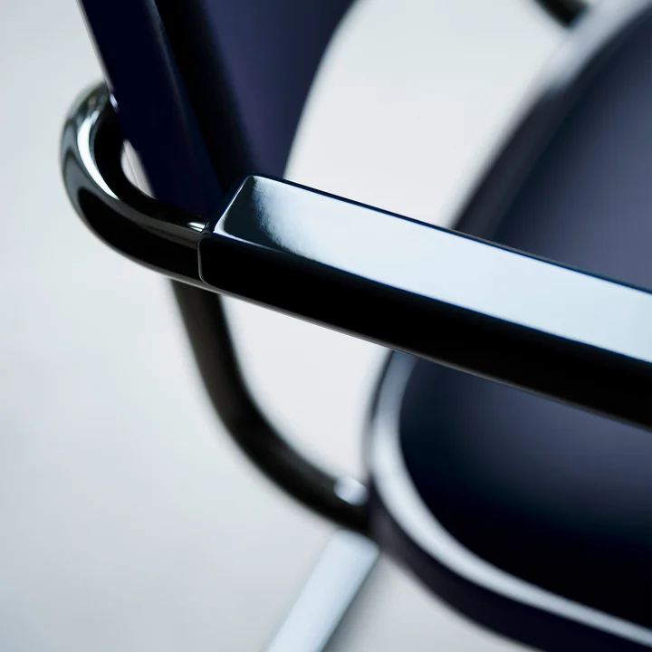 Thonet - JS. THONET a personal Interpretation by Jil Sander S 64 V Serious Armlehnstuhl, Glossy Titan / Buche high-gloss graphite blue / Leder graphite blue