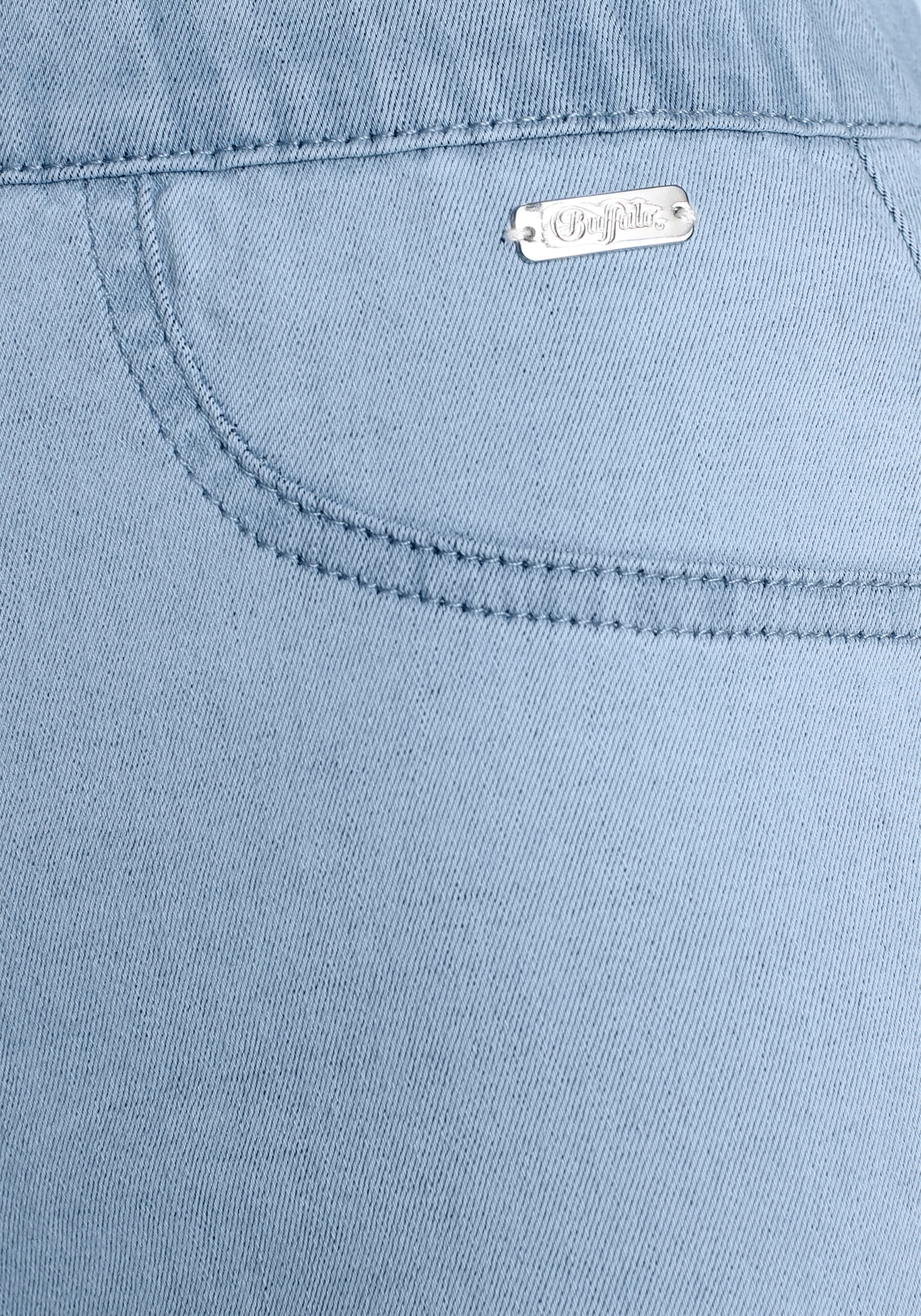 Buffalo Bermudas  im elastischem Denim mit zwei Gesässtaschen