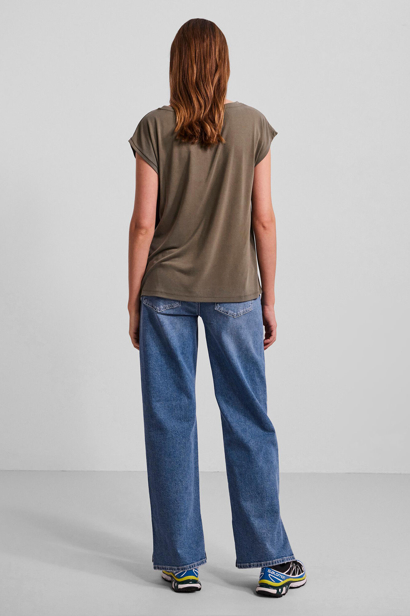 Camiseta básica em MODAL-TENCEL. Mangas curtas e decote em V.