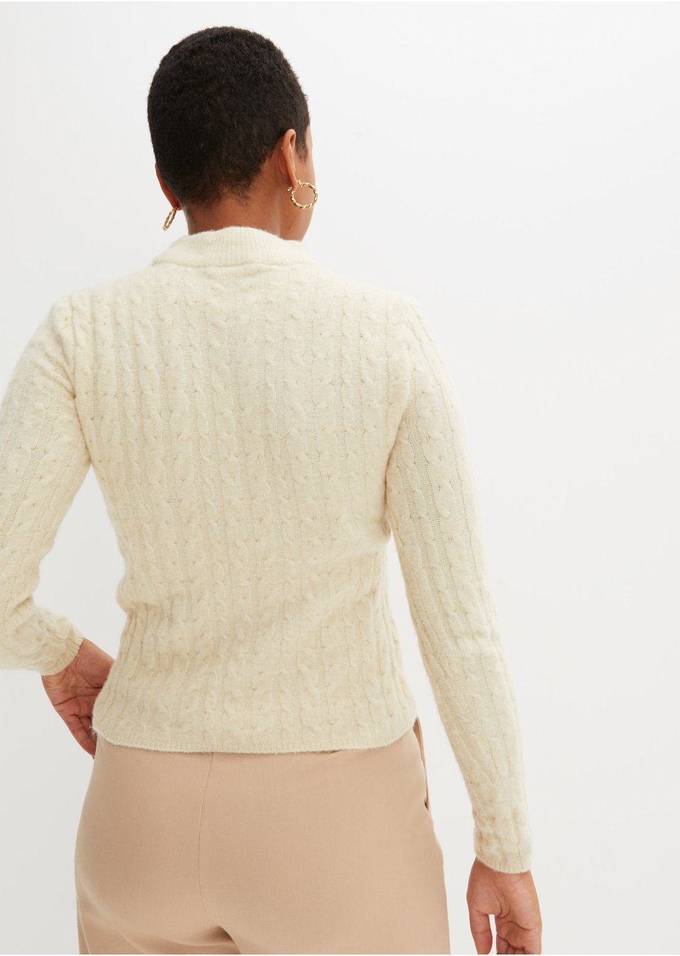 Pull  avec torsades et découpes