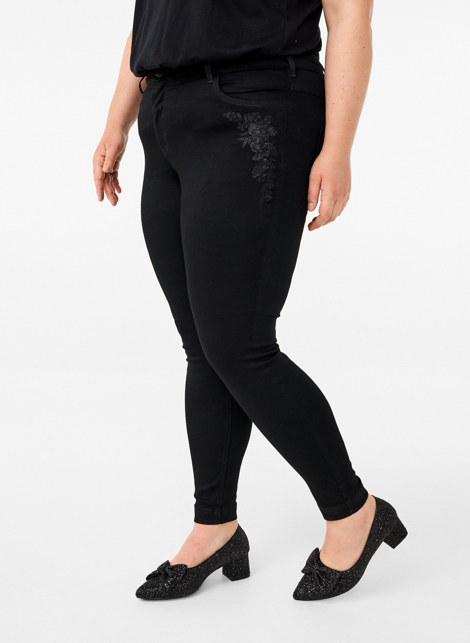 Super slim Amy jeans med broderidetalje