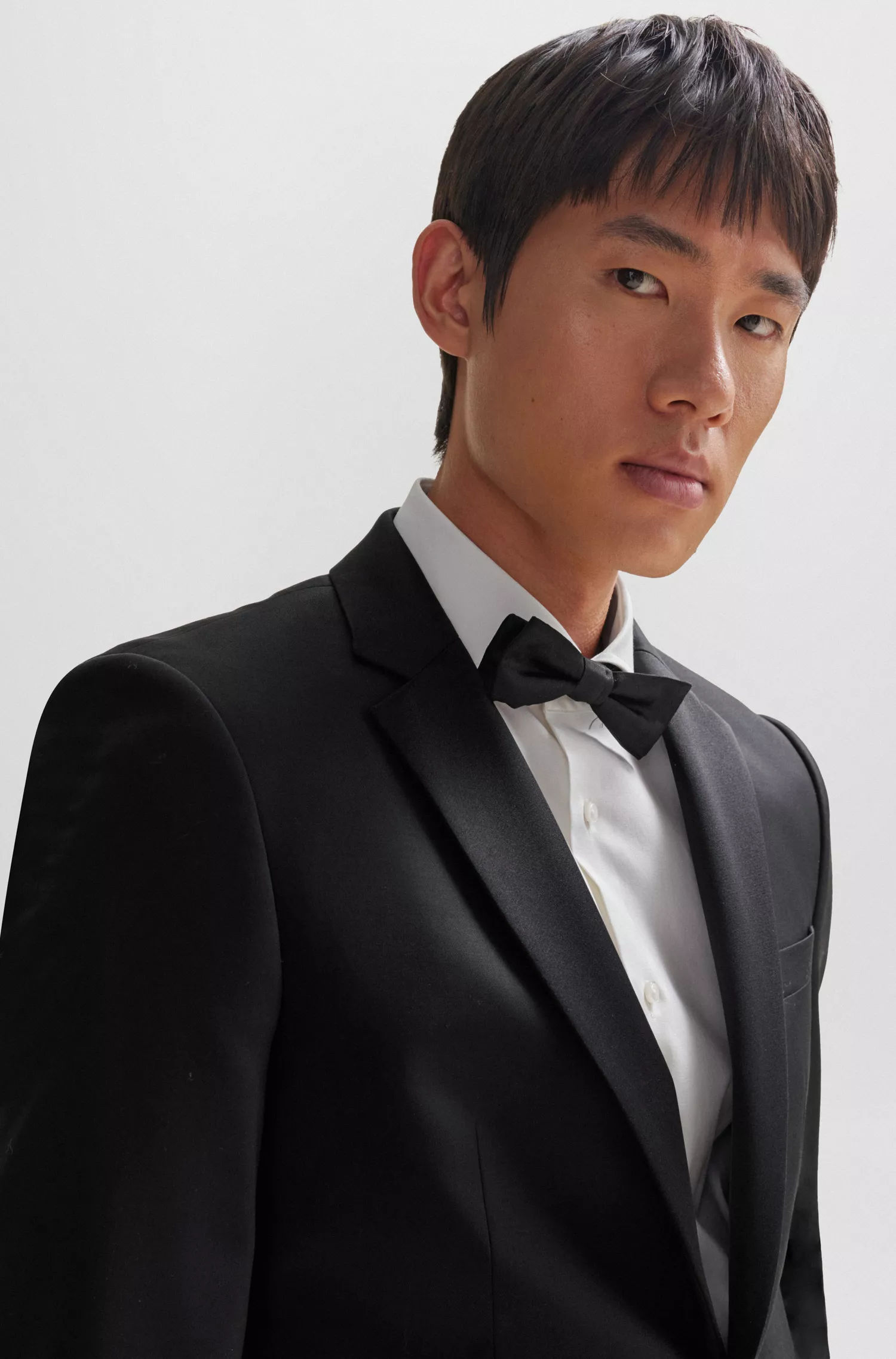 Blazer de smoking BOSS preto, corte slim, em sarja de lã virgem.