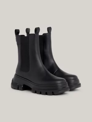 Botas Chelsea de couro com solado grosso e travas.