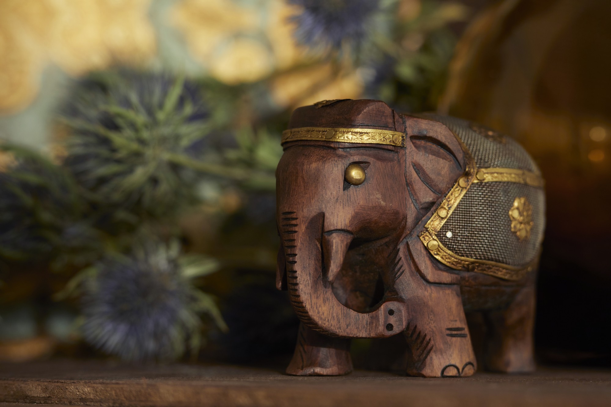 Elefant aus Holz mit Metall-Satteldecke, H 8 cm von fischer's lagerhaus