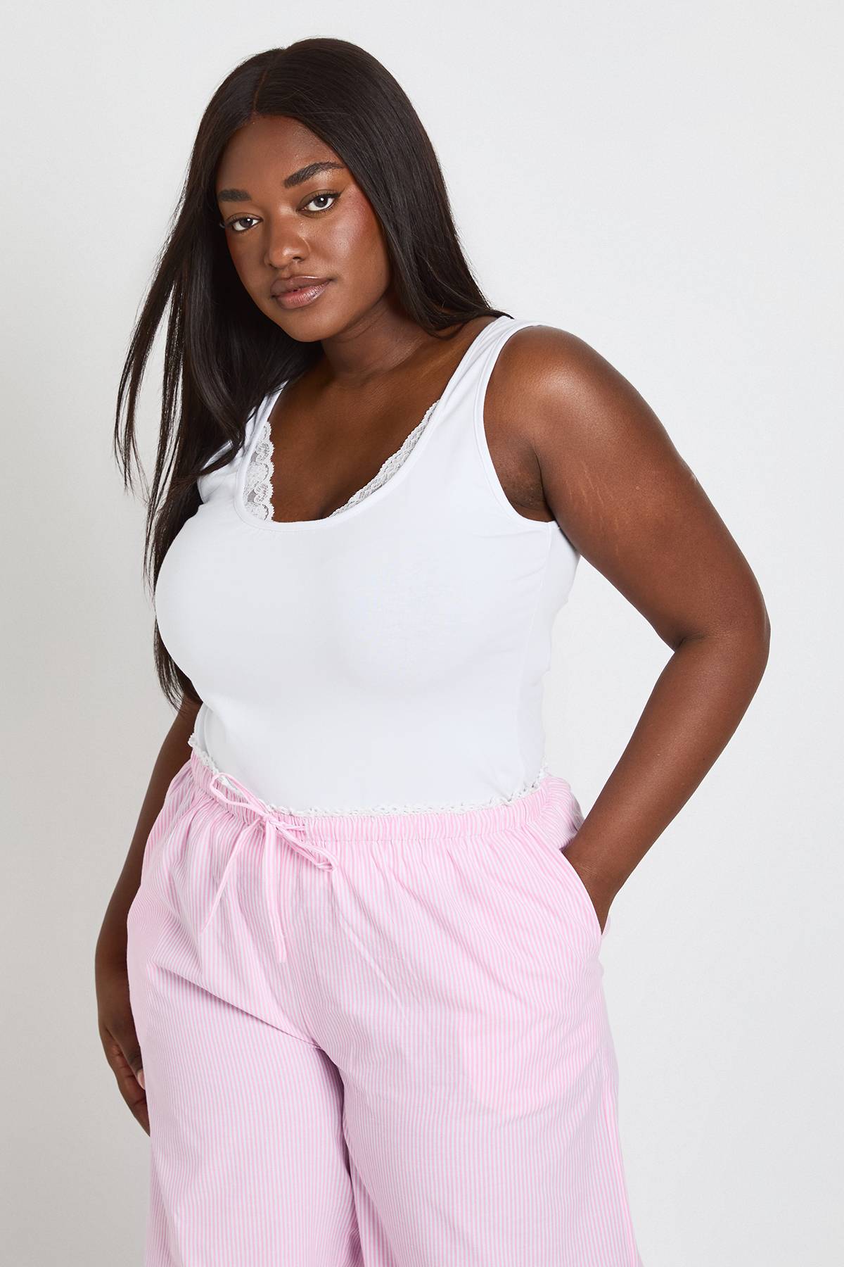 boohoo Débardeur En Coton Grande Taille Avec Bretelles Fines Et Finitions En Dentelle