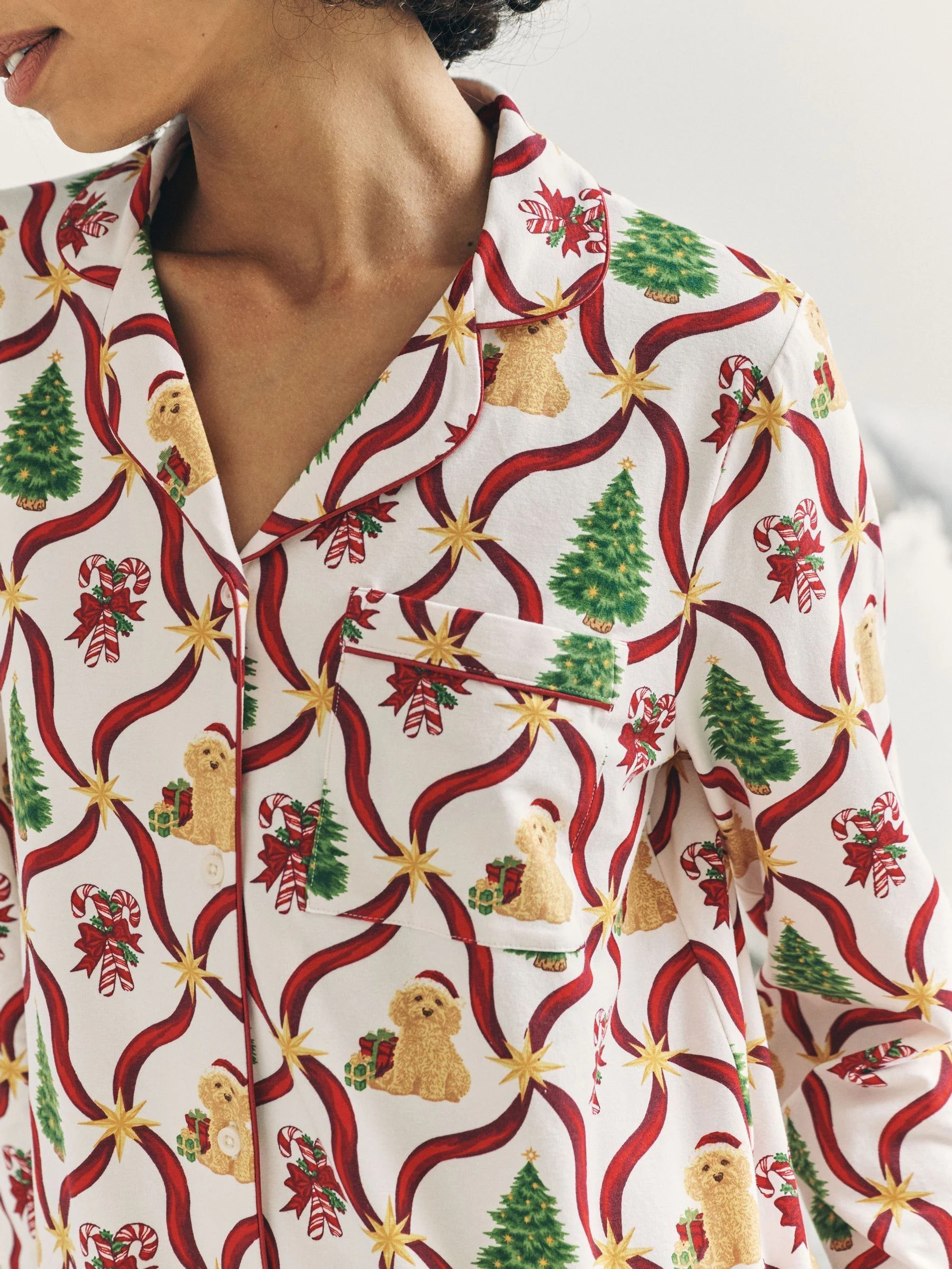 Chelsea Peers lange pyjama met kerstboom en hond