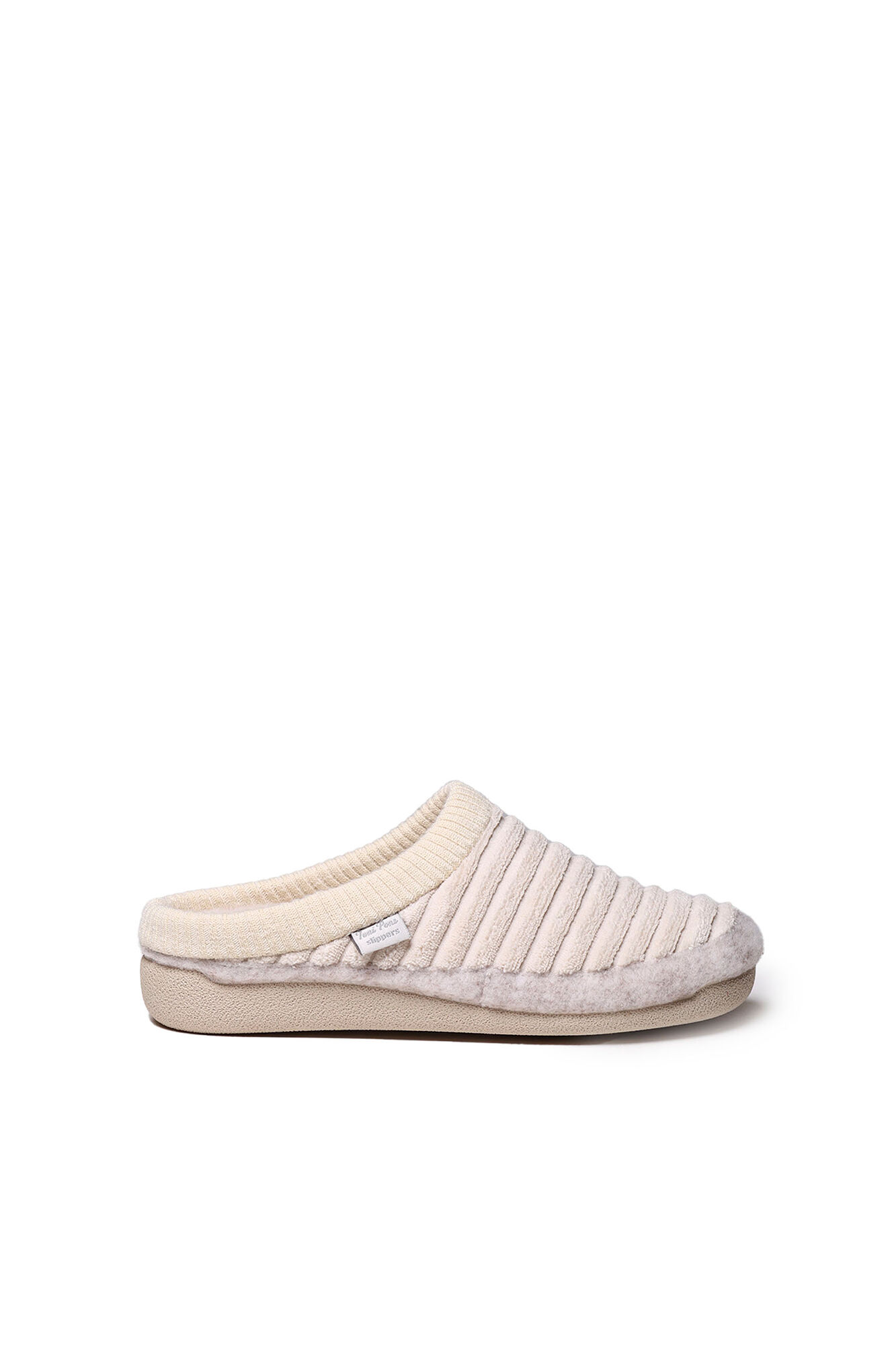 Pantufa feminina em feltro e pele sintética na cor cru.