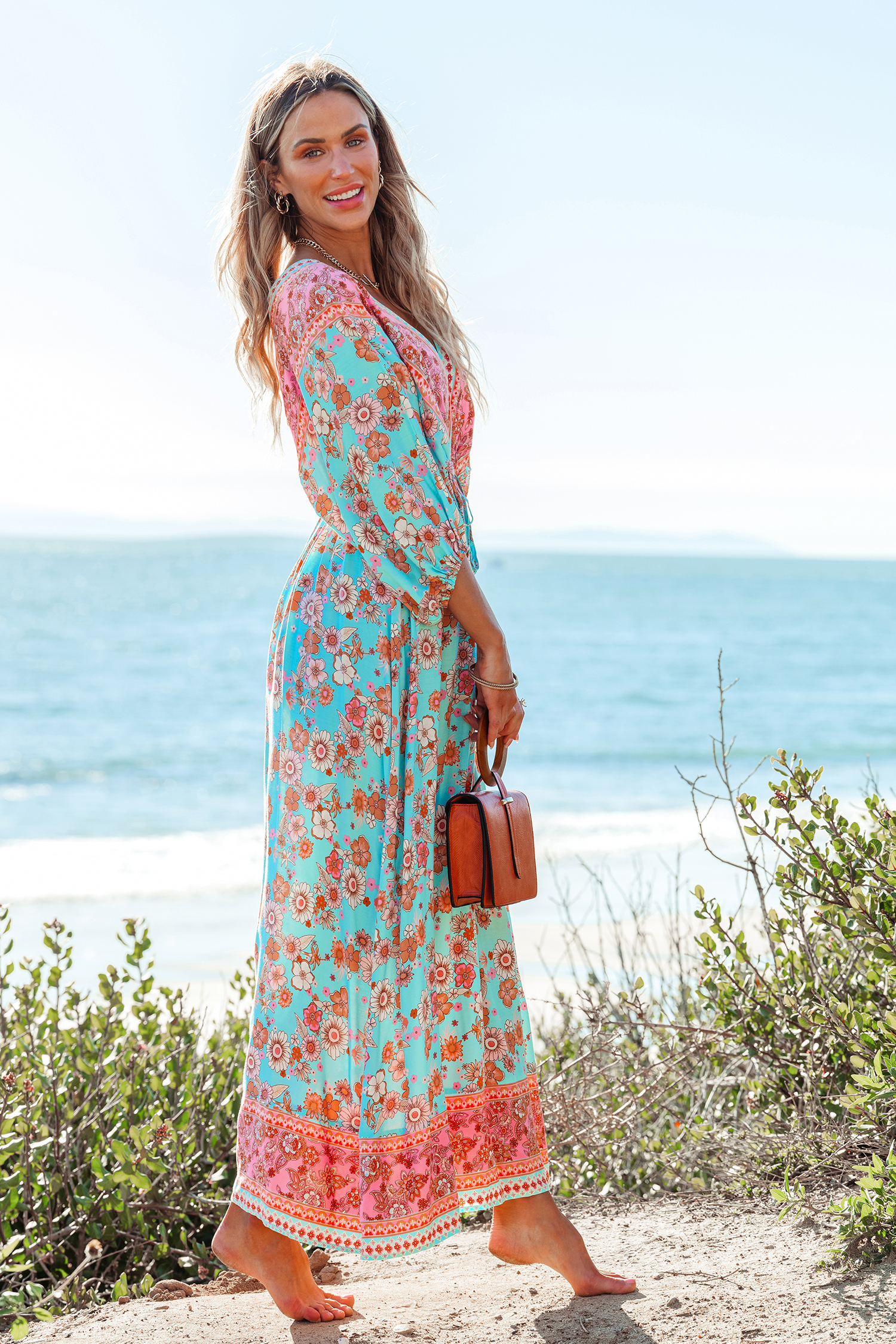 Robe maxi avec col plongeant et manches bouffantes bleu et rose
