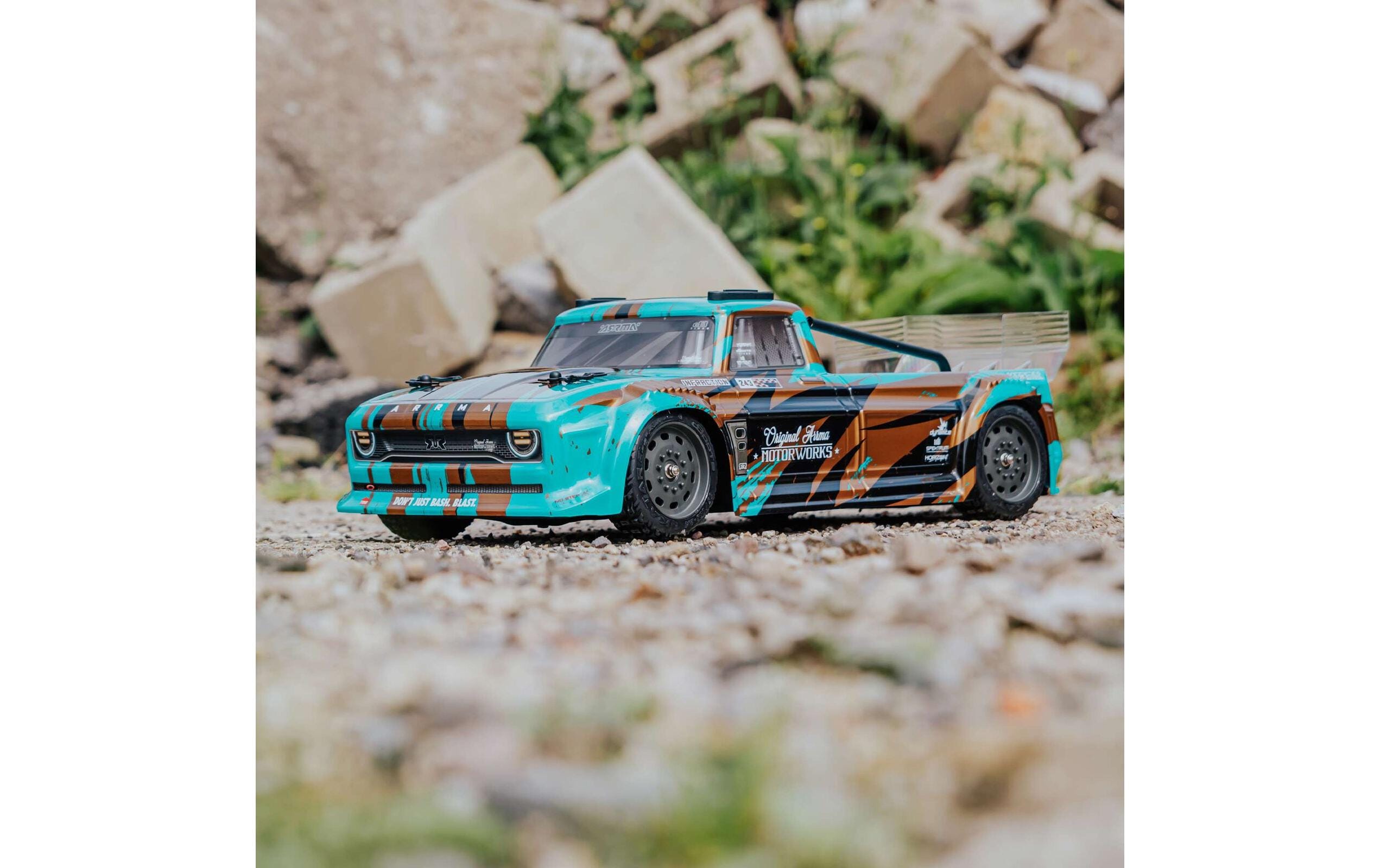 Infraction 4x4 Mega, Türkis/Bronze 1:8, RTR<br>Street Bash Resto-Mod Truck im Massstab 1:8