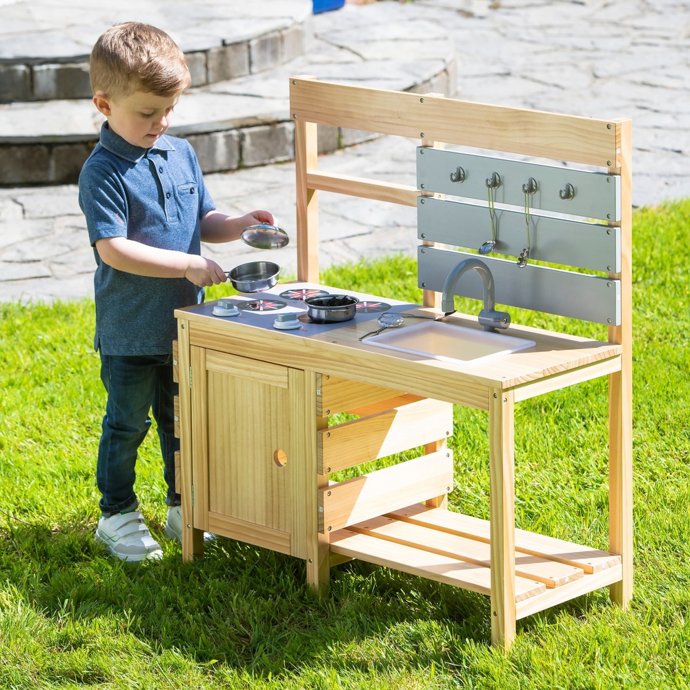 Lehmküche aus Holz mit Zubehör