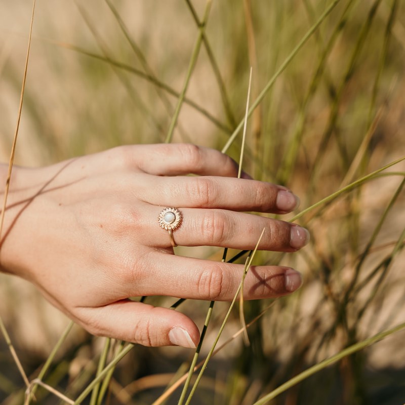 Bague Petite Fleur Pierre de Lune Plaqué Or Pierre Blanche