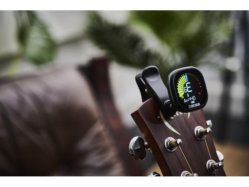 BOSS Stimmgerät TU-05 Clip-On Tuner mit grossem Farbdisplay