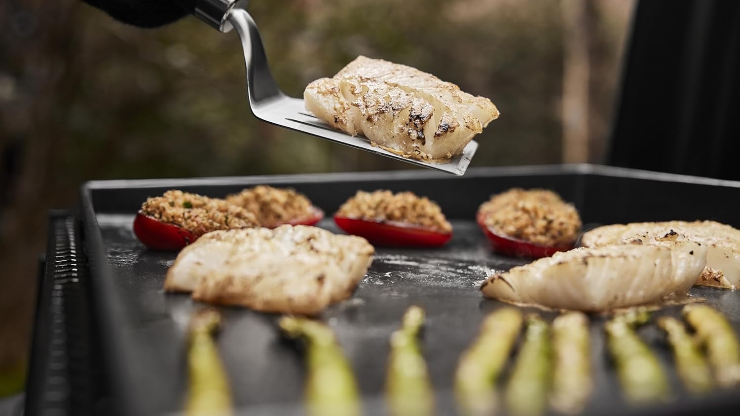 Weber Slate GP 56cm Premium Plancha Grill / 2 Brenner, Gleichmäßige Hitze bis zum Rand, Bis zu 260 °C, Porzellanemaillierte Antihaft-Grillfläche (56 x 41 cm), Höhenverstellbare Füße, Schwarz