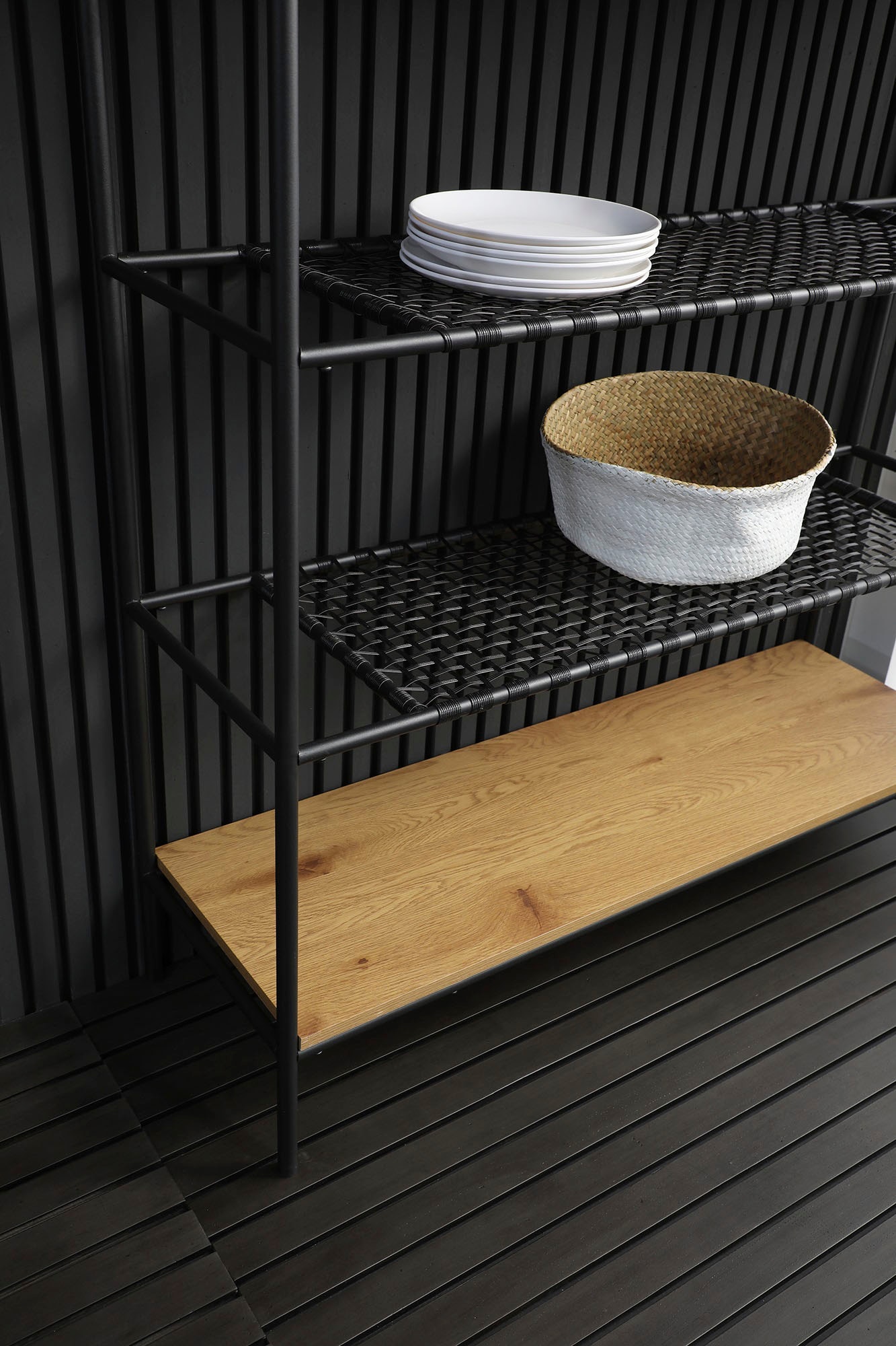 SalesFever Bücherregal »York Design-Regal für stilvolle Ordnung« Mattschwarze Polyrattan Ablageböden - Stil trifft Funktionalität