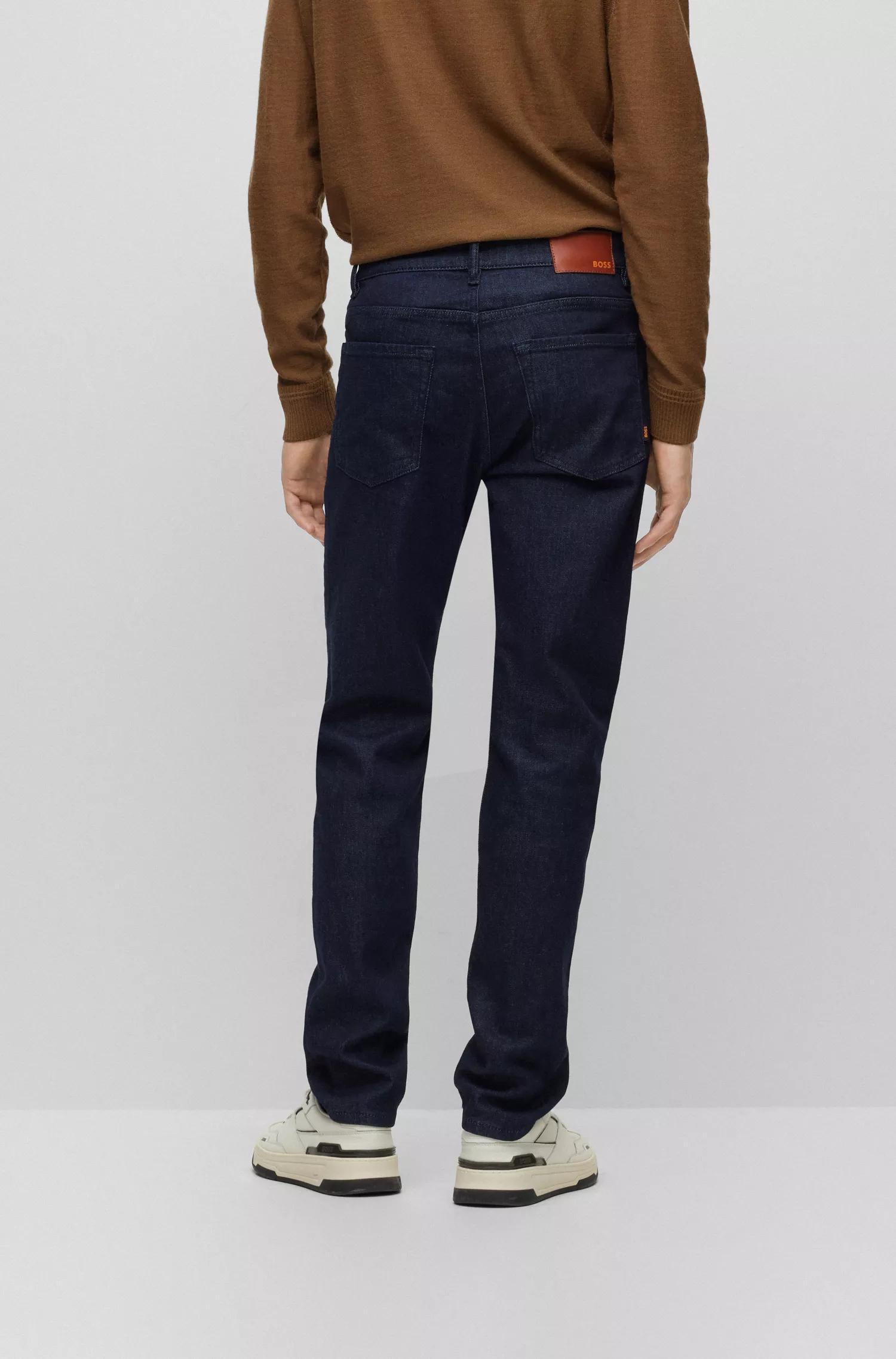 Calça jeans BOSS laranja, corte regular, em denim índigo profundo com elasticidade confortável.