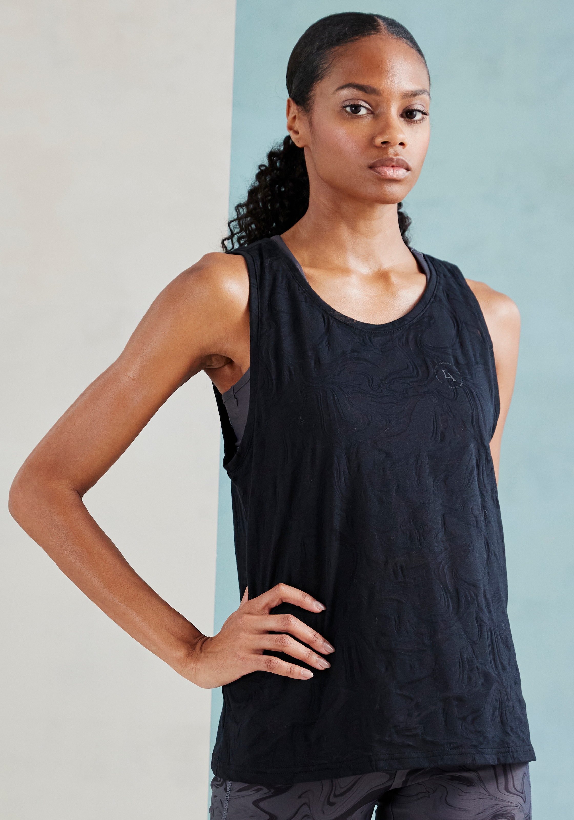 LASCANA ACTIVE Funktionsshirt , Sportshirt mit Rundhalsausschnitt und Logodruck