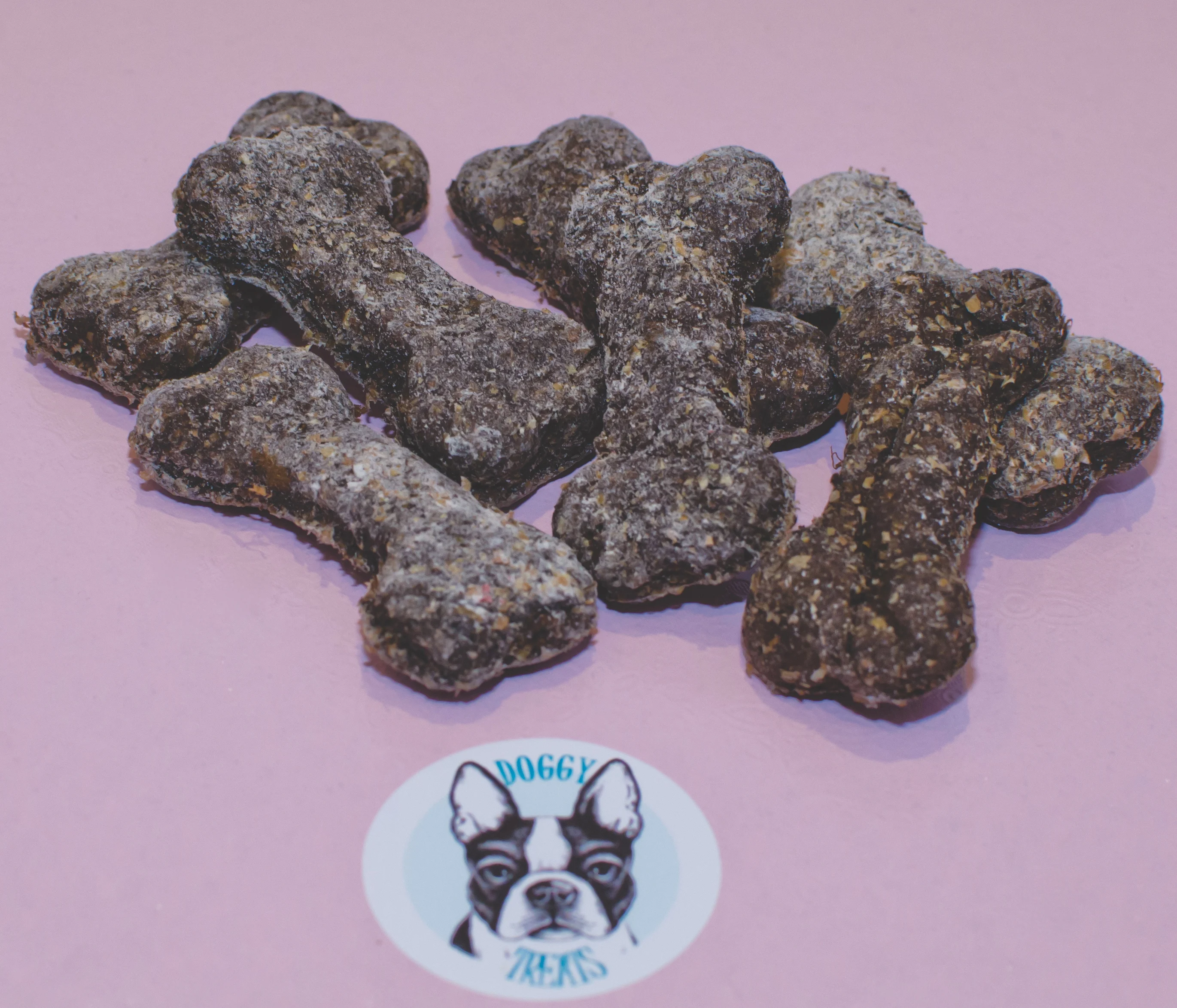Biscoitos de alfarroba e carne