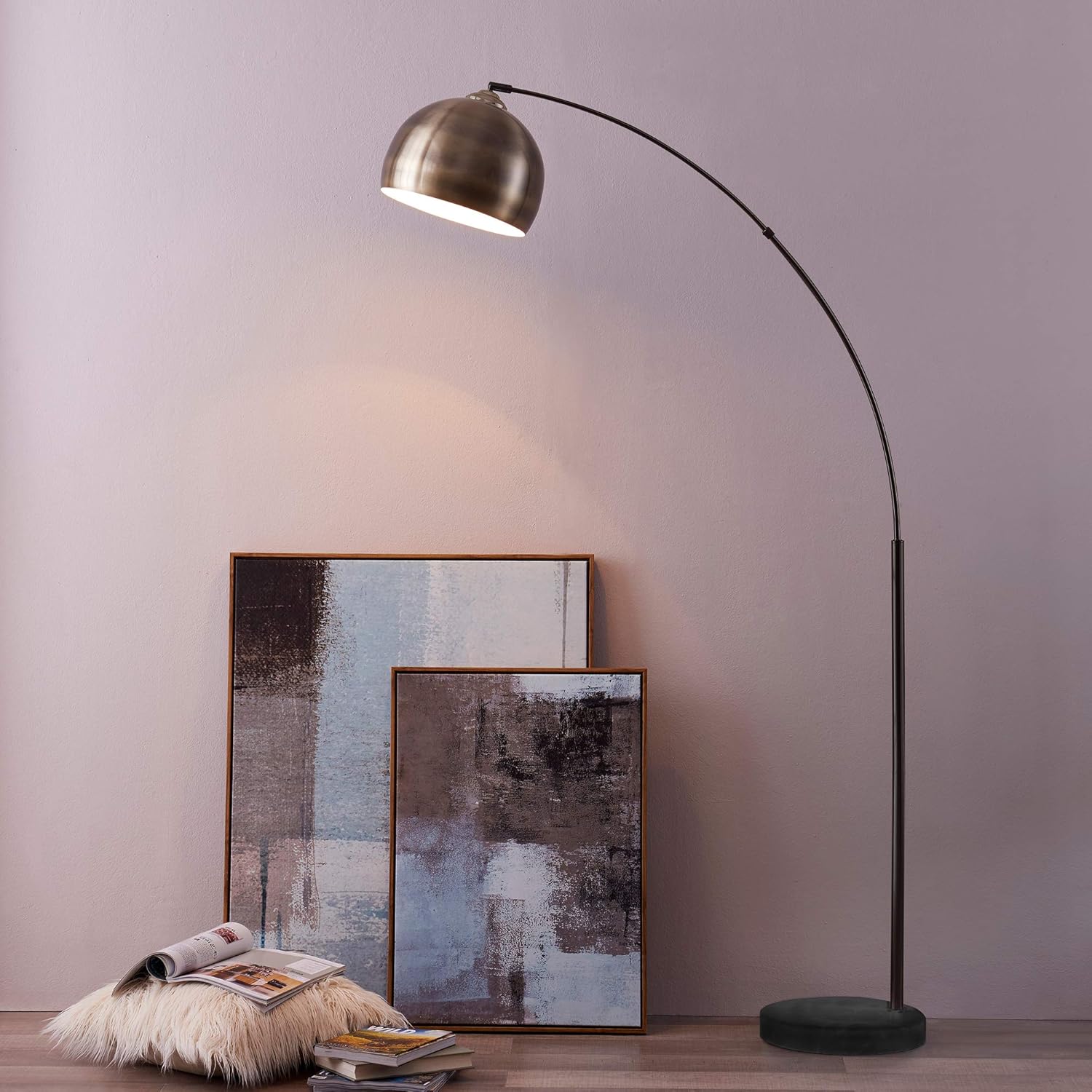 Teamson Home Arquer Gewölbt Gebogen Stehende LED-Stehlampe mit Glockenschirm und Marmorsockel, Moderne Beleuchtung in Antikem Messing für Wohnzimmer oder Esszimmer, Schwarz