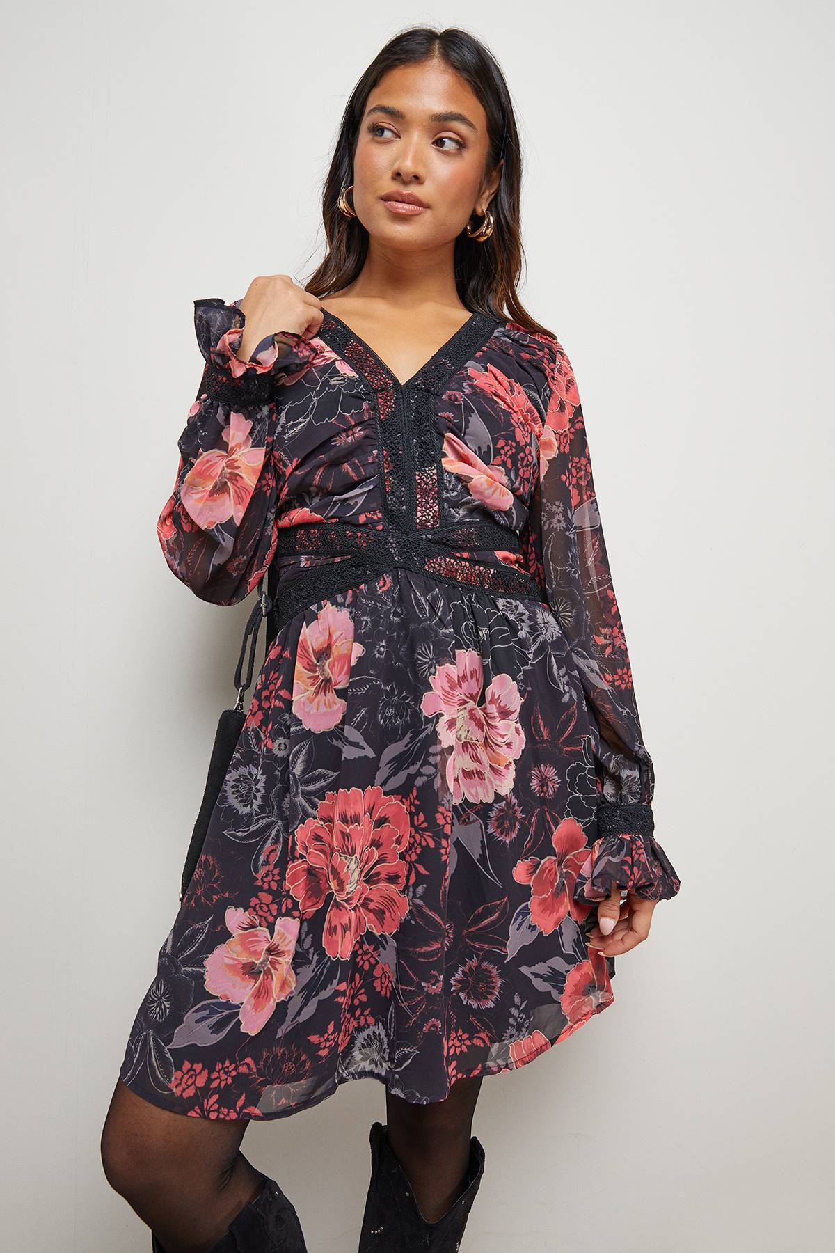 Oasis Robe Mini Petite à Col V Froncé avec Imprimé et Finitions en Dentelle