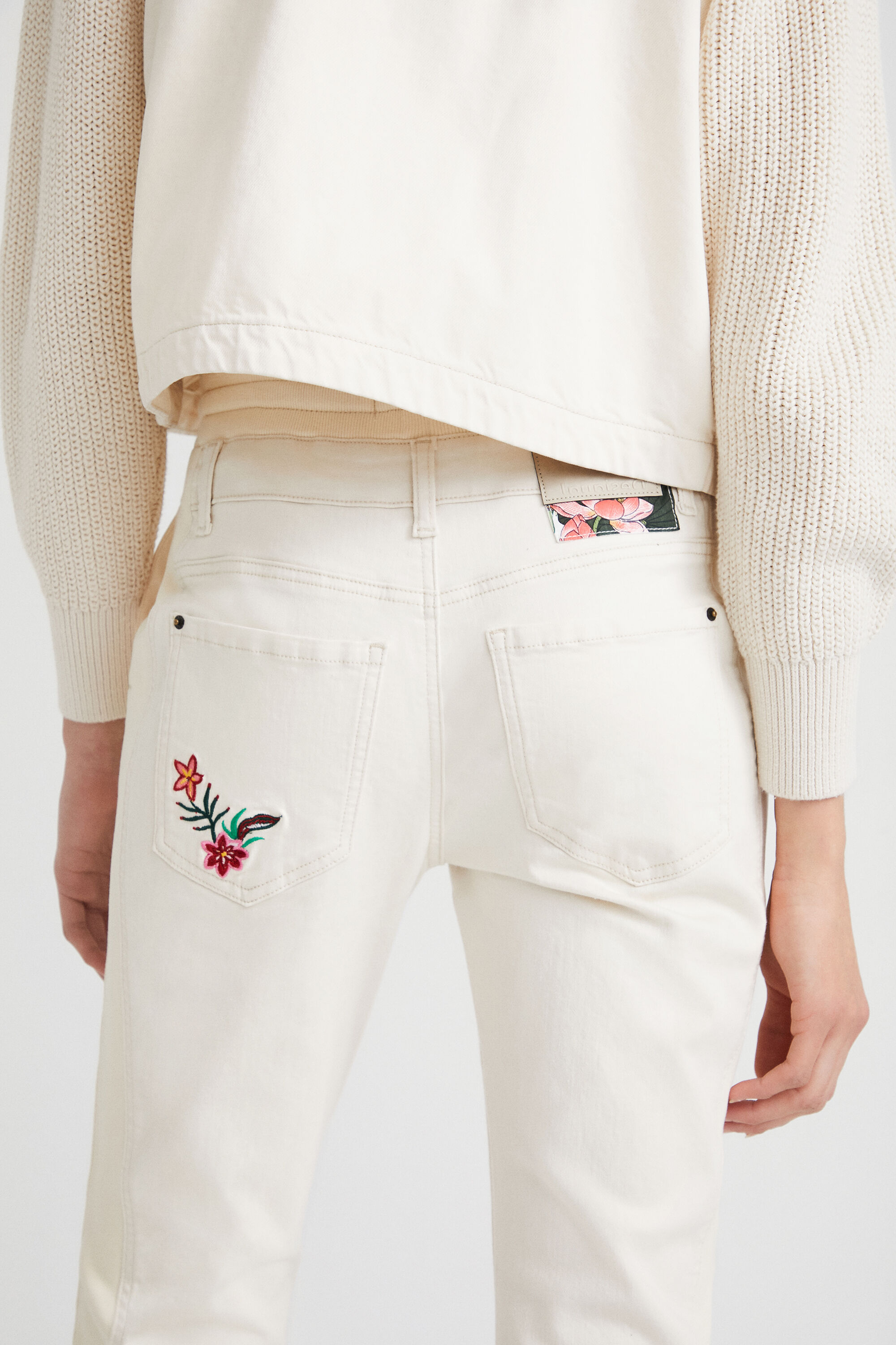 Jogging-jean à fleurs