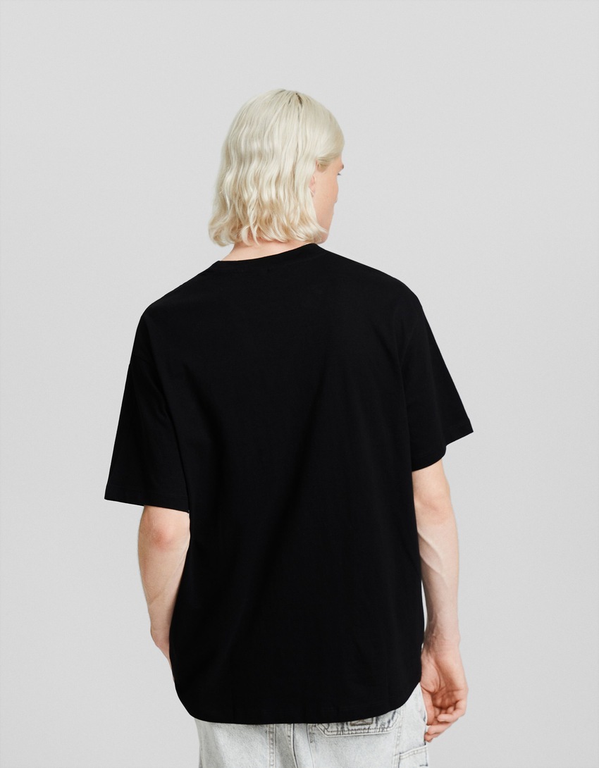 Camiseta de manga curta com estampa do Burna Boy e modelagem quadrada.