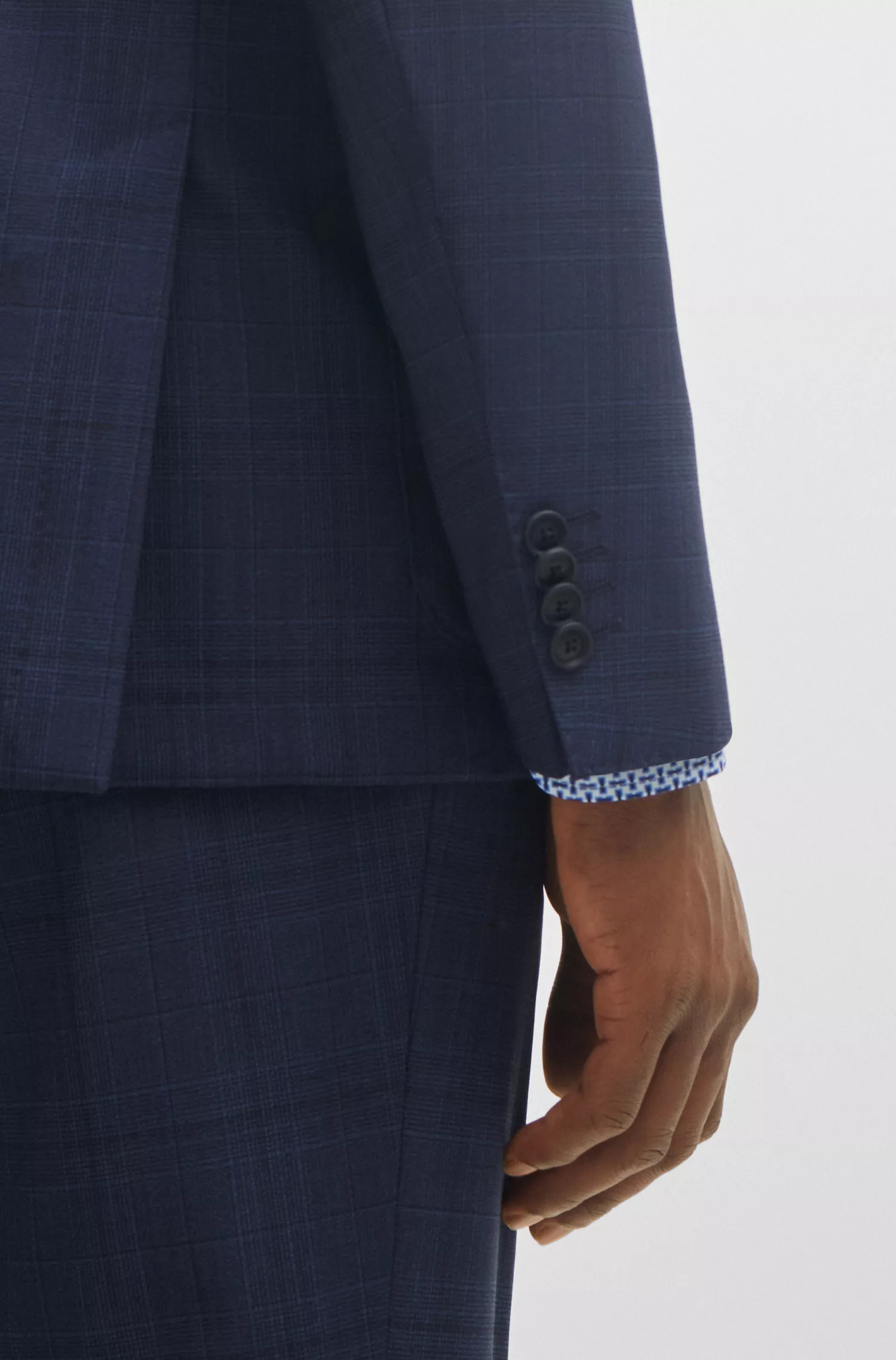 Terno BOSS preto slim fit em lã virgem xadrez.