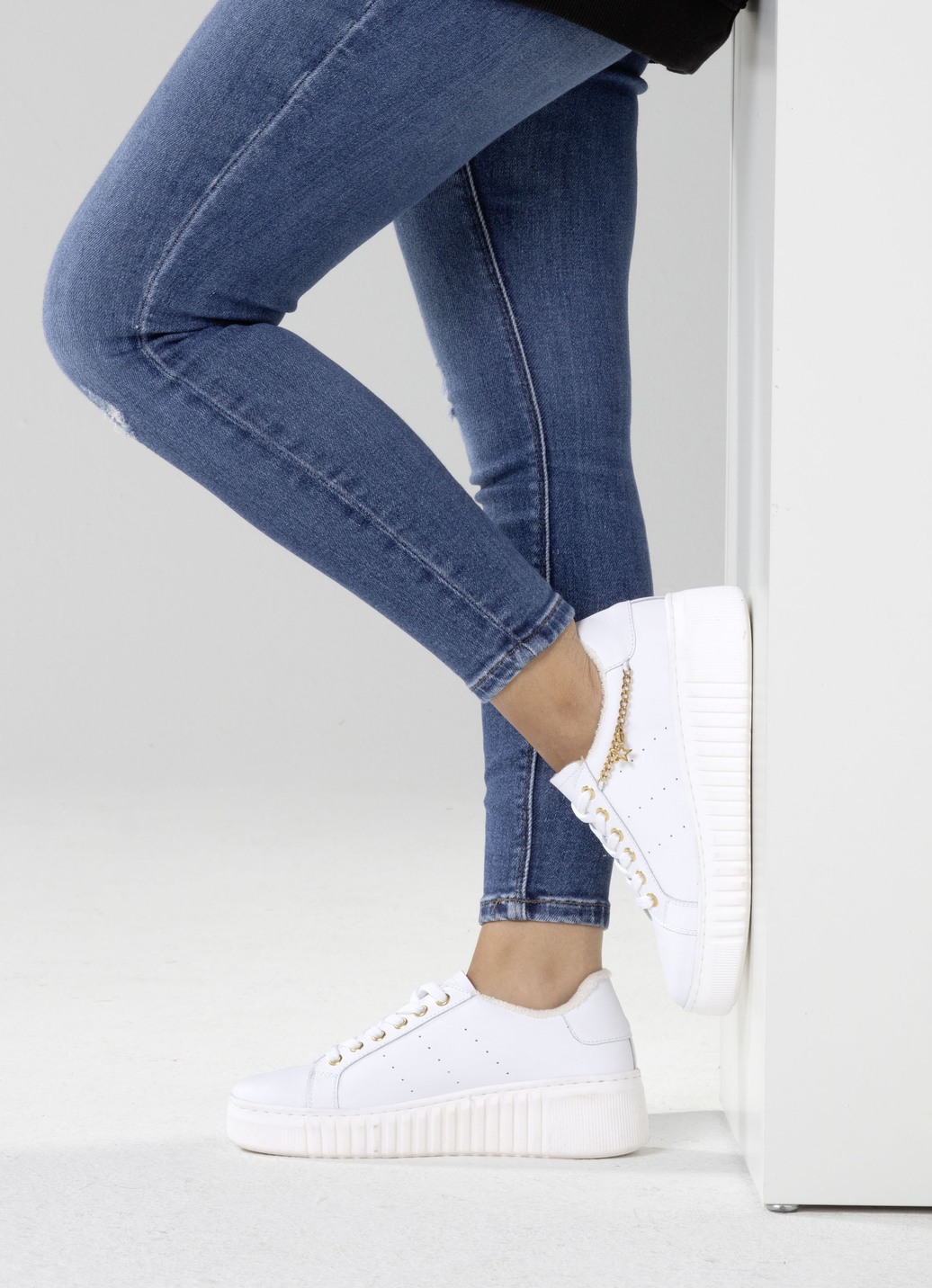 ELENA EDEN Sneaker mit trendigem Ketten-Schmuck und Zierperforation