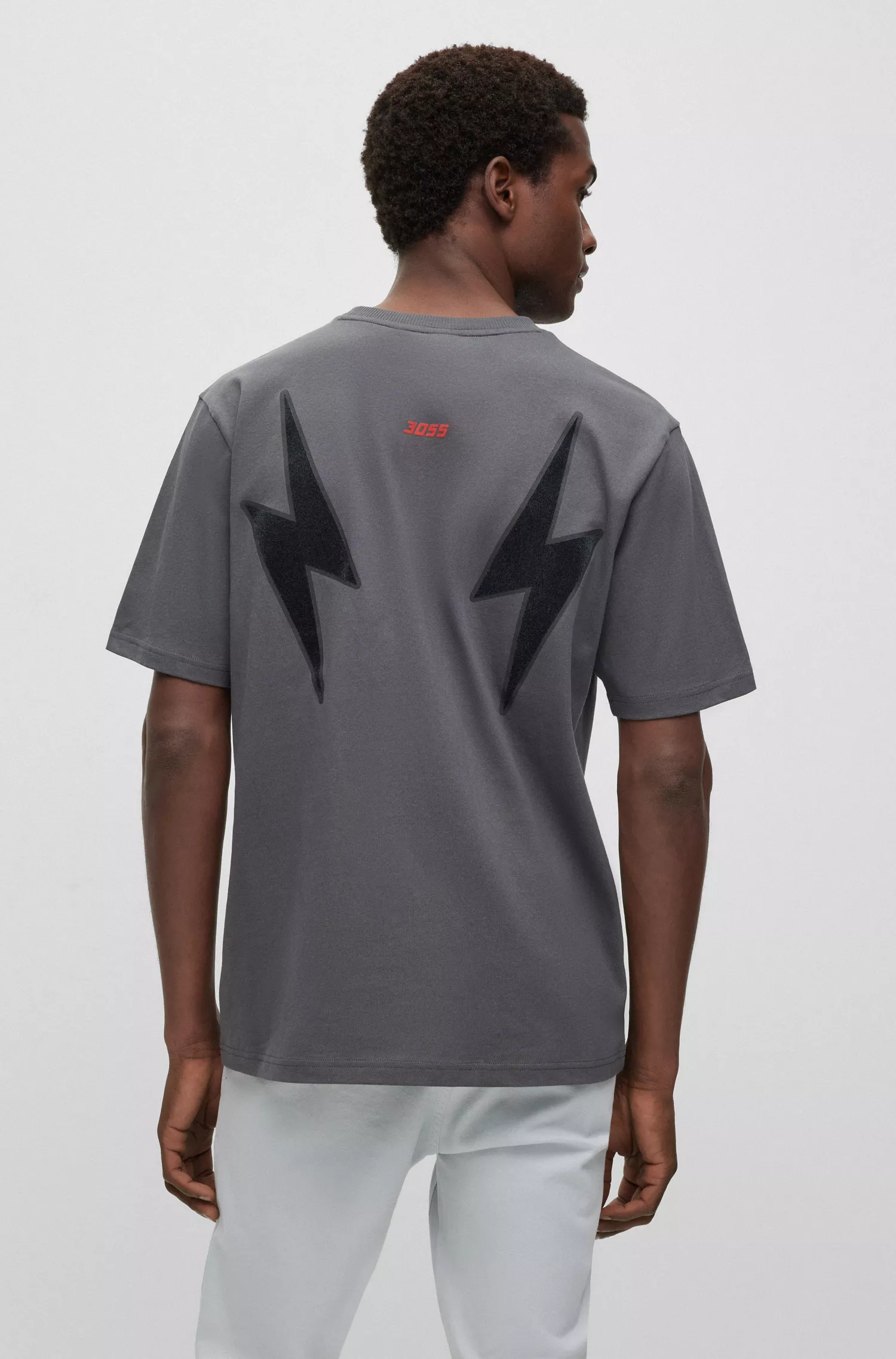 Camiseta BOSS laranja, modelagem relaxada, em algodão com estampa inspirada em corridas.