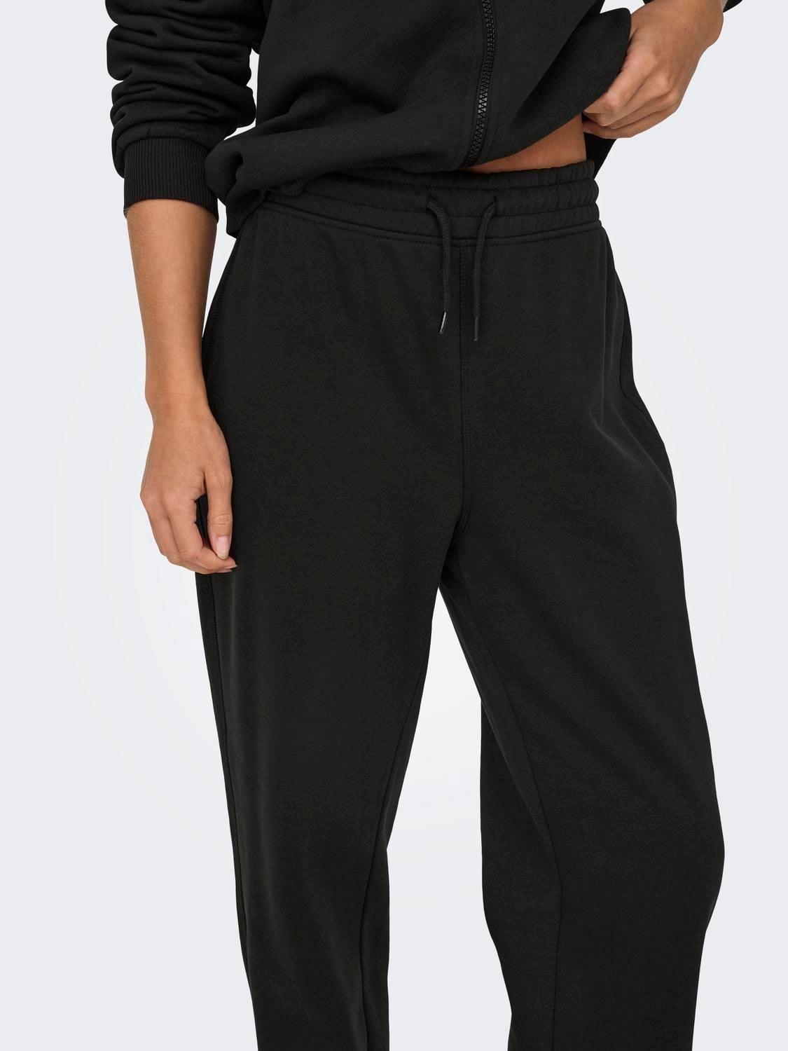 ONLBELLA Mittlere Taille Normal geschnitten Jogginghose Black