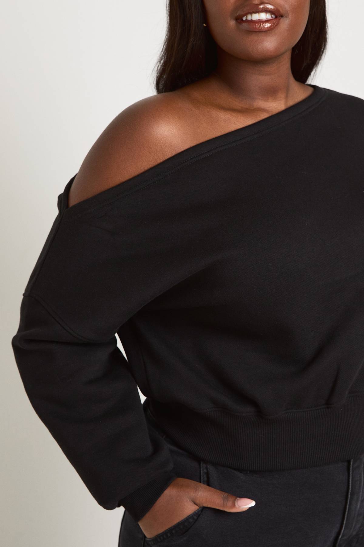 boohoo Synthétiquell Surdimensionné Grande Taille À Épaules Dénudées