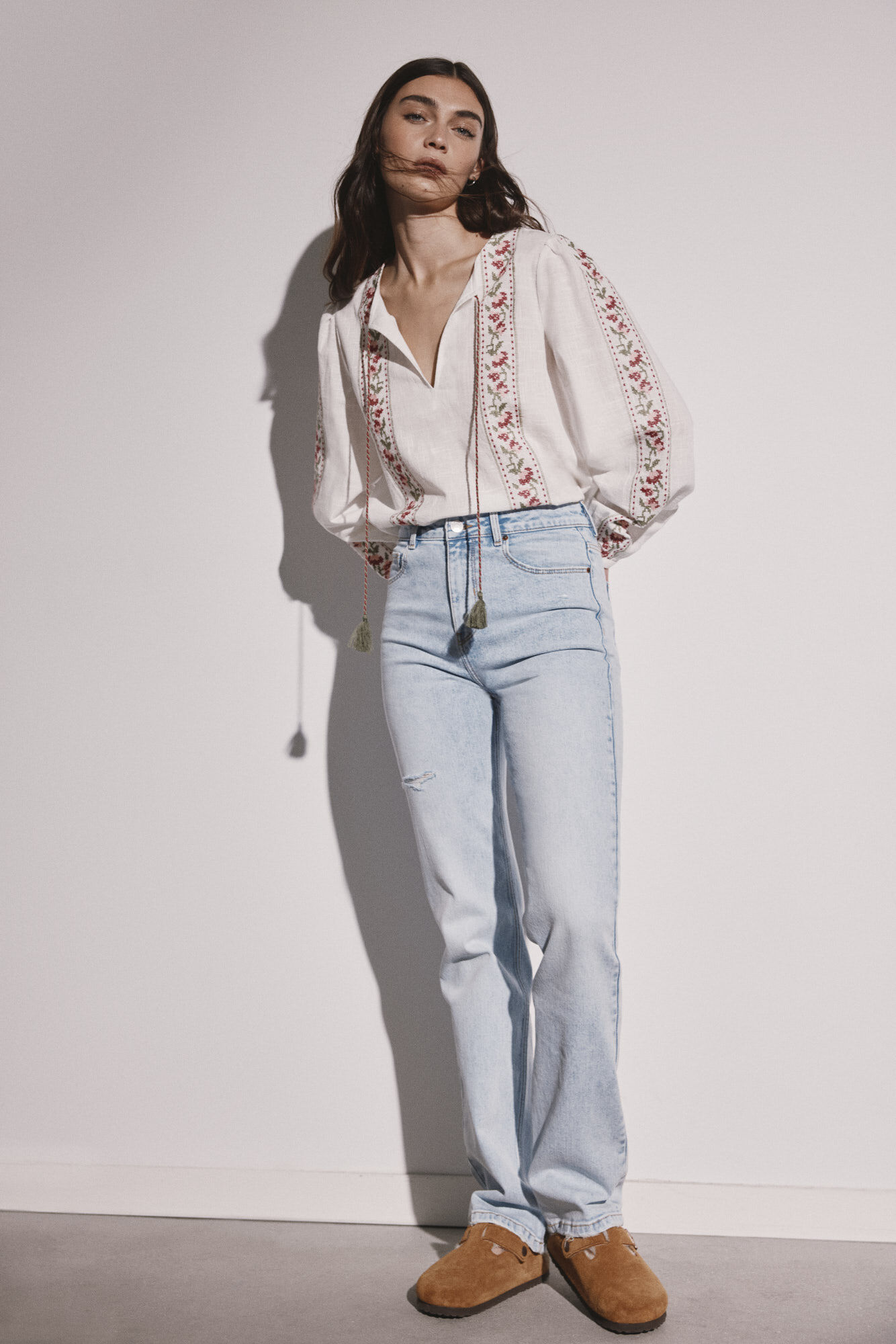 Calça jeans reta com lavagem sustentável