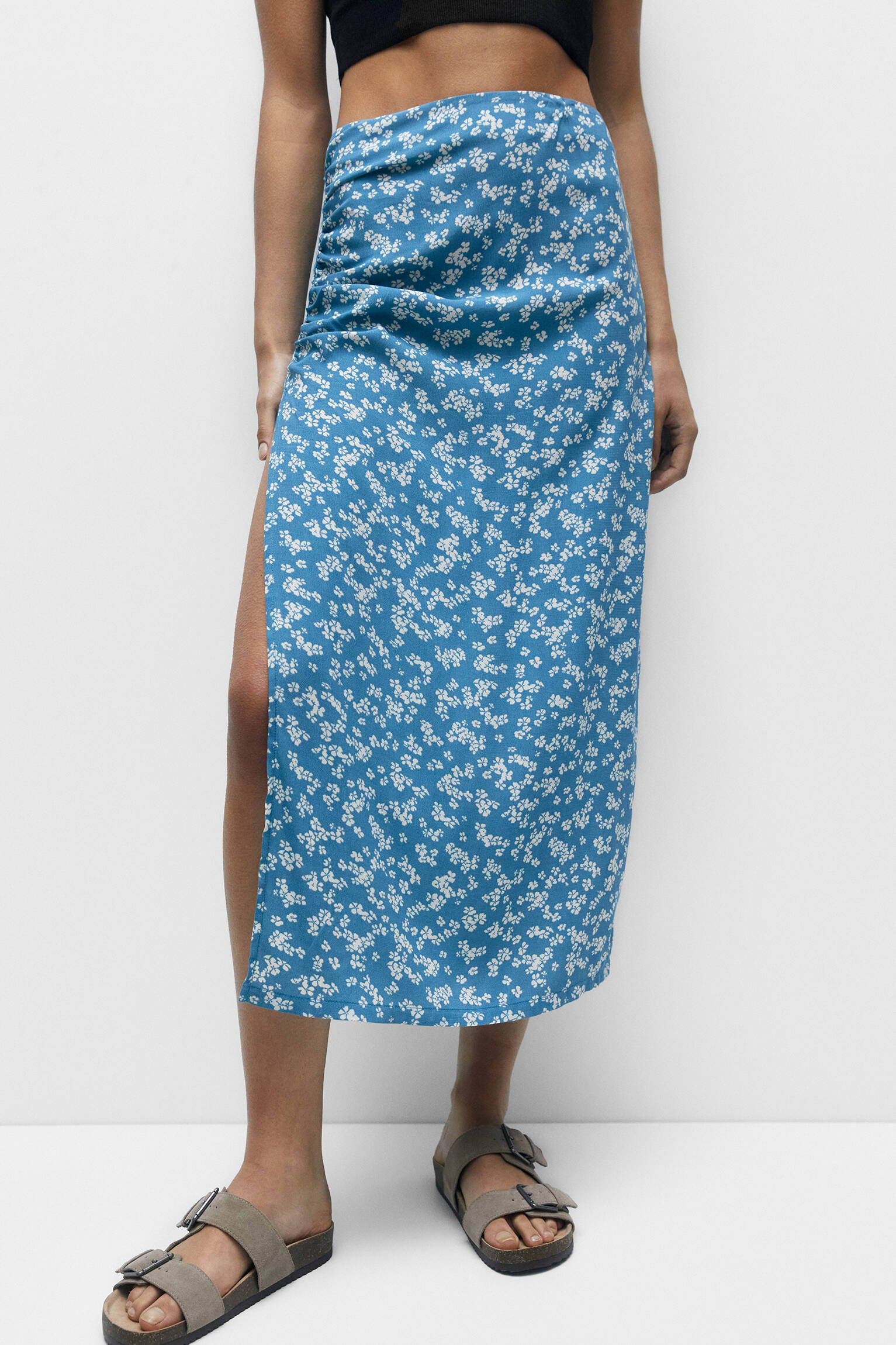 SAIA MIDI COM ESTAMPA DE FLORES - AZUL