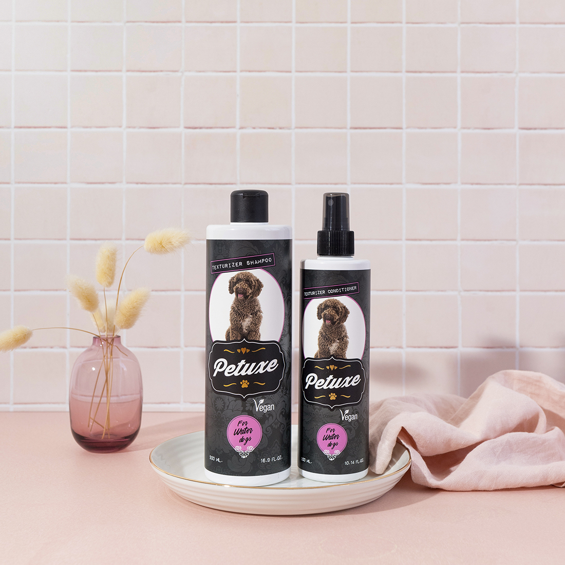Kit Petuxe com shampoo e condicionador para cães aquáticos e cães de pelo encaracolado.