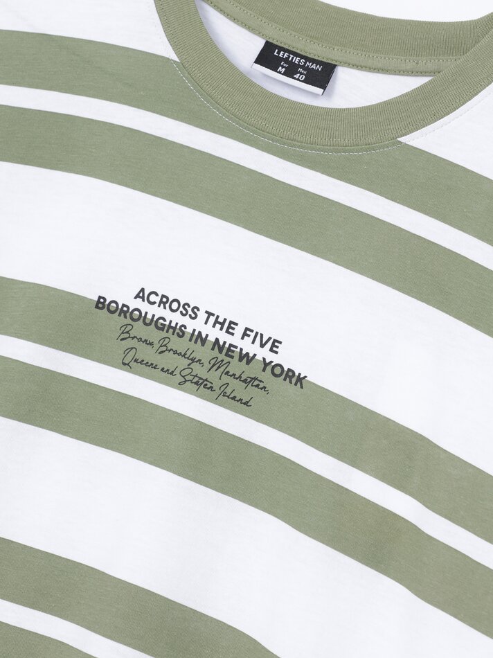 Camiseta com estampa listrada - Cáqui