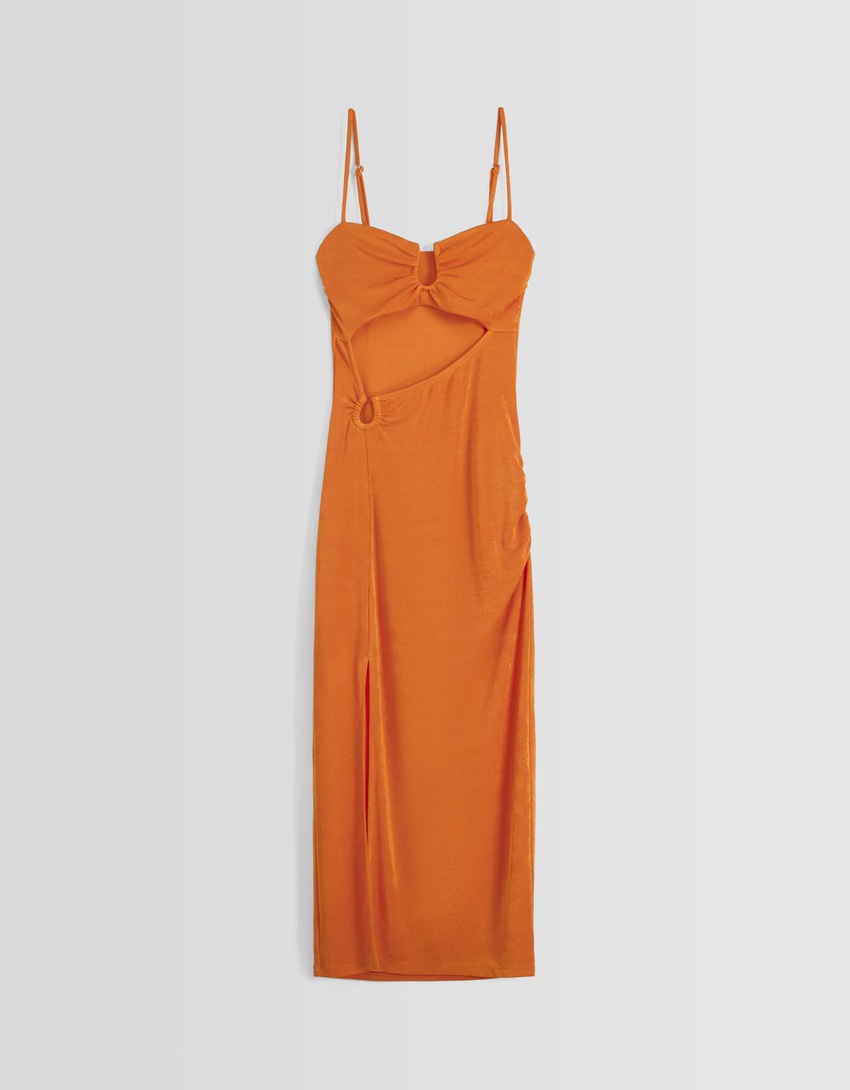 Vestido midi com alças finas e detalhe de argola.