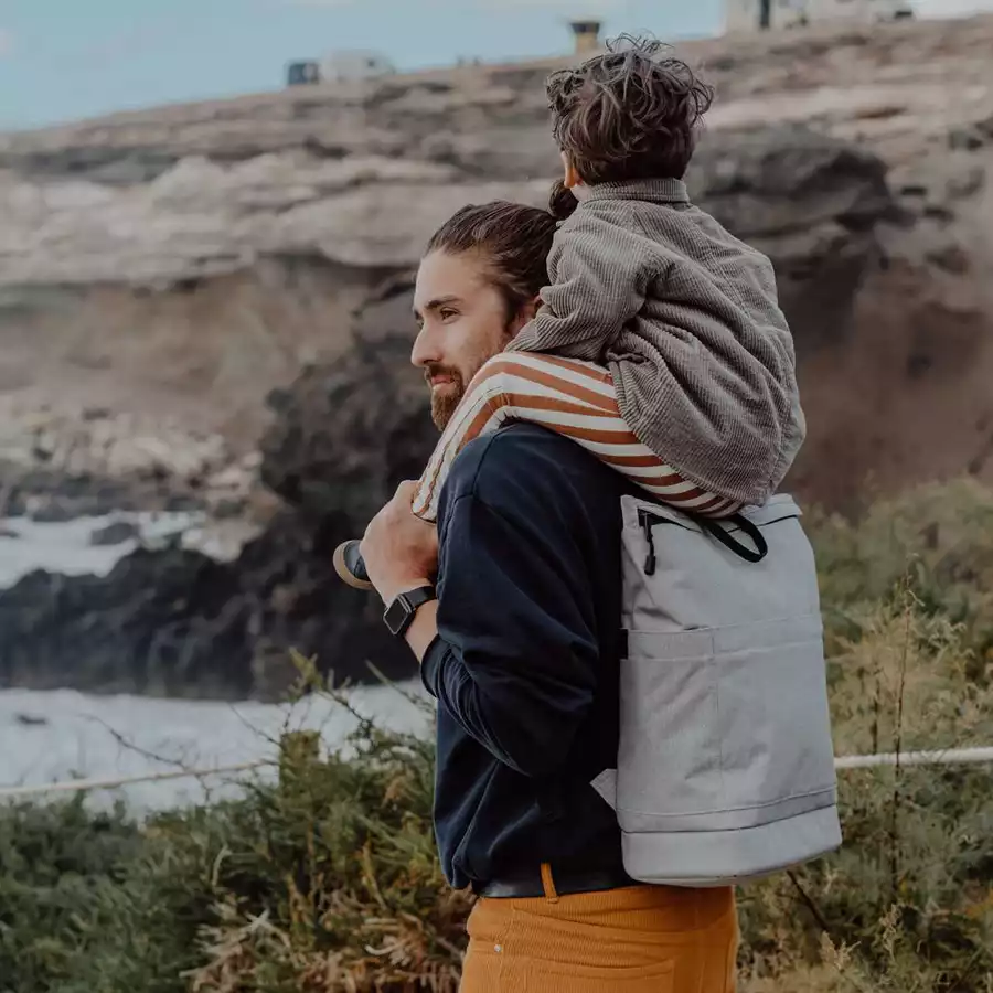 Anna und Oskar Fairer Wickelrucksack Kalle aus recyceltem Material Hellgrau
